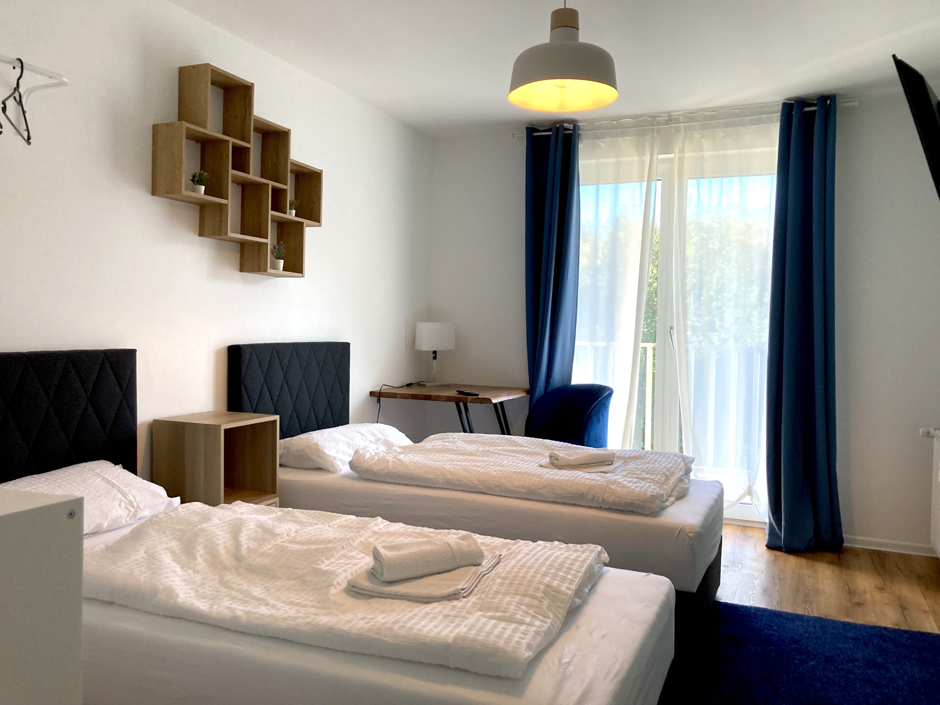 Monteur-Zimmer - Leopoldshöhe - Monteurwohnung (4-5P) mit Parkplatz, Balkon, WLAN - 2x TV, Einzelbetten