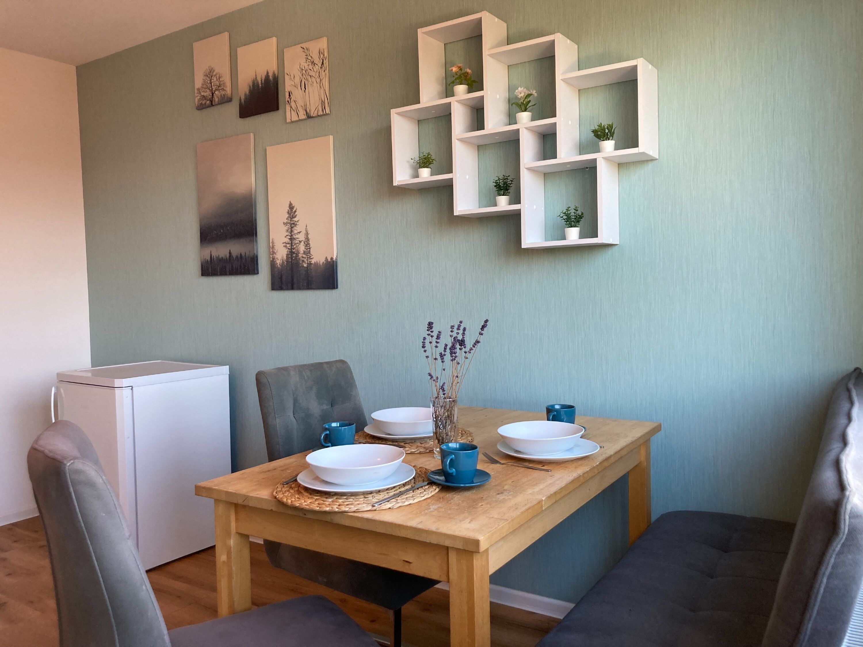 Monteur-Zimmer - Leopoldshöhe - Monteurwohnung (4-5P) mit Parkplatz, Balkon, WLAN - 2x TV, Einzelbetten