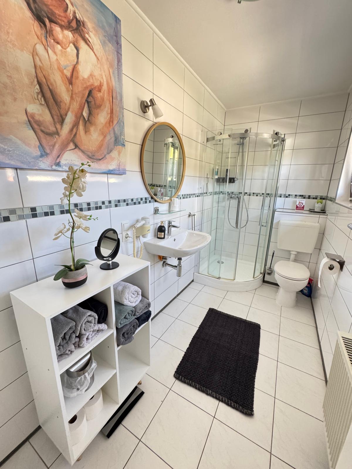 Monteur-Zimmer - Küche - Alle Wohnungen sind mit Dusche, und WC ausgestattet. - Monteurzimmer und Ferienwohnungen nahe Bonn – Ferienwohnungskomplex „Monteurglück" 