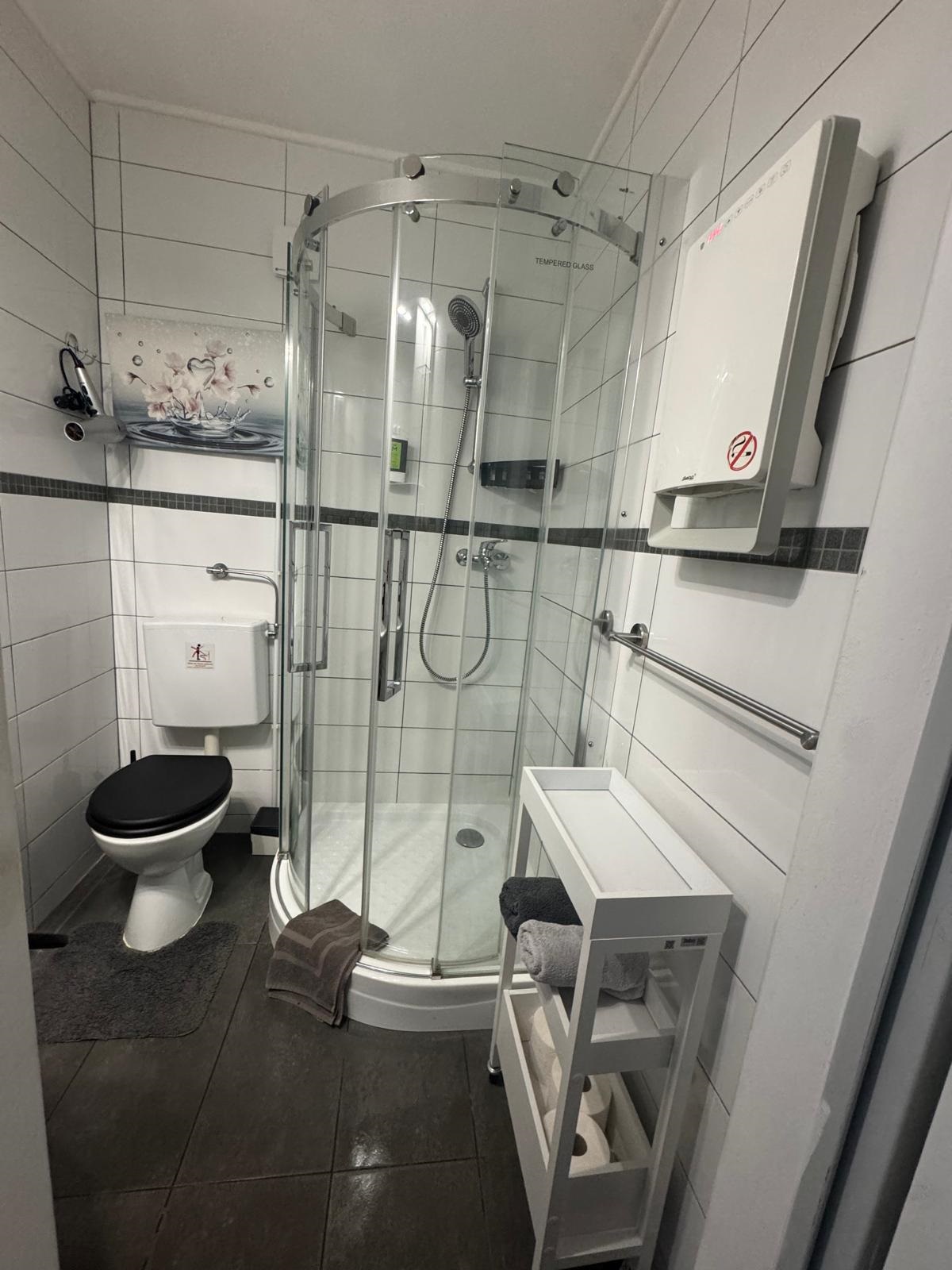 Monteur-Zimmer - Küche - Alle Wohnungen sind mit Dusche, und WC ausgestattet. - Monteurzimmer und Ferienwohnungen nahe Bonn – Ferienwohnungskomplex „Monteurglück"
