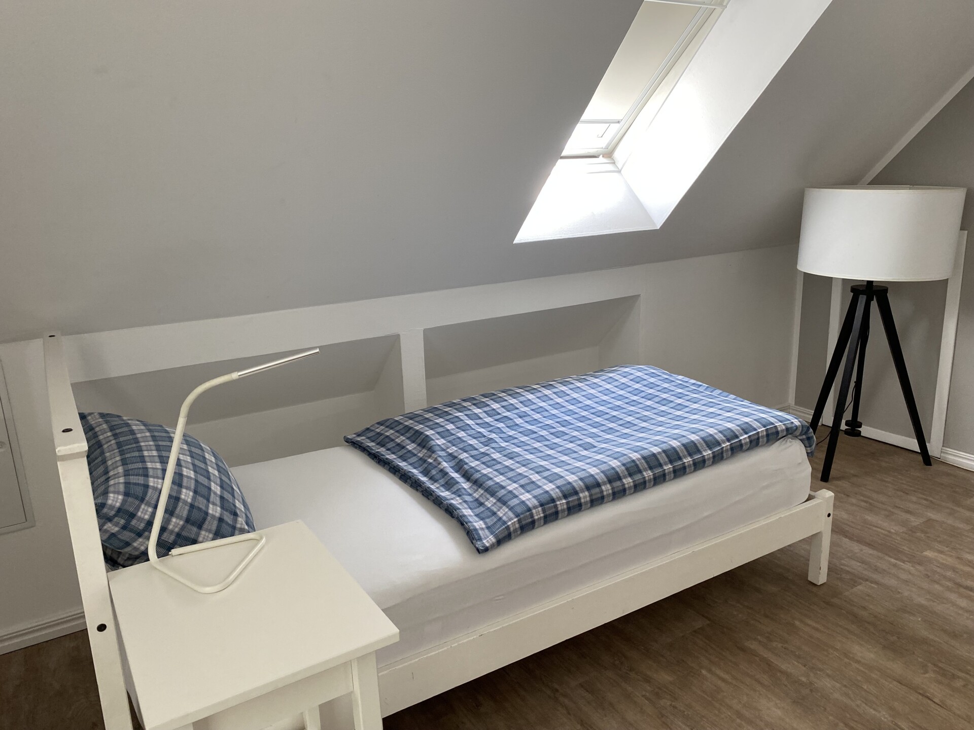MonteurZimmer: Gästehaus Machts - Einzelschlafzimmer mit großen Betten