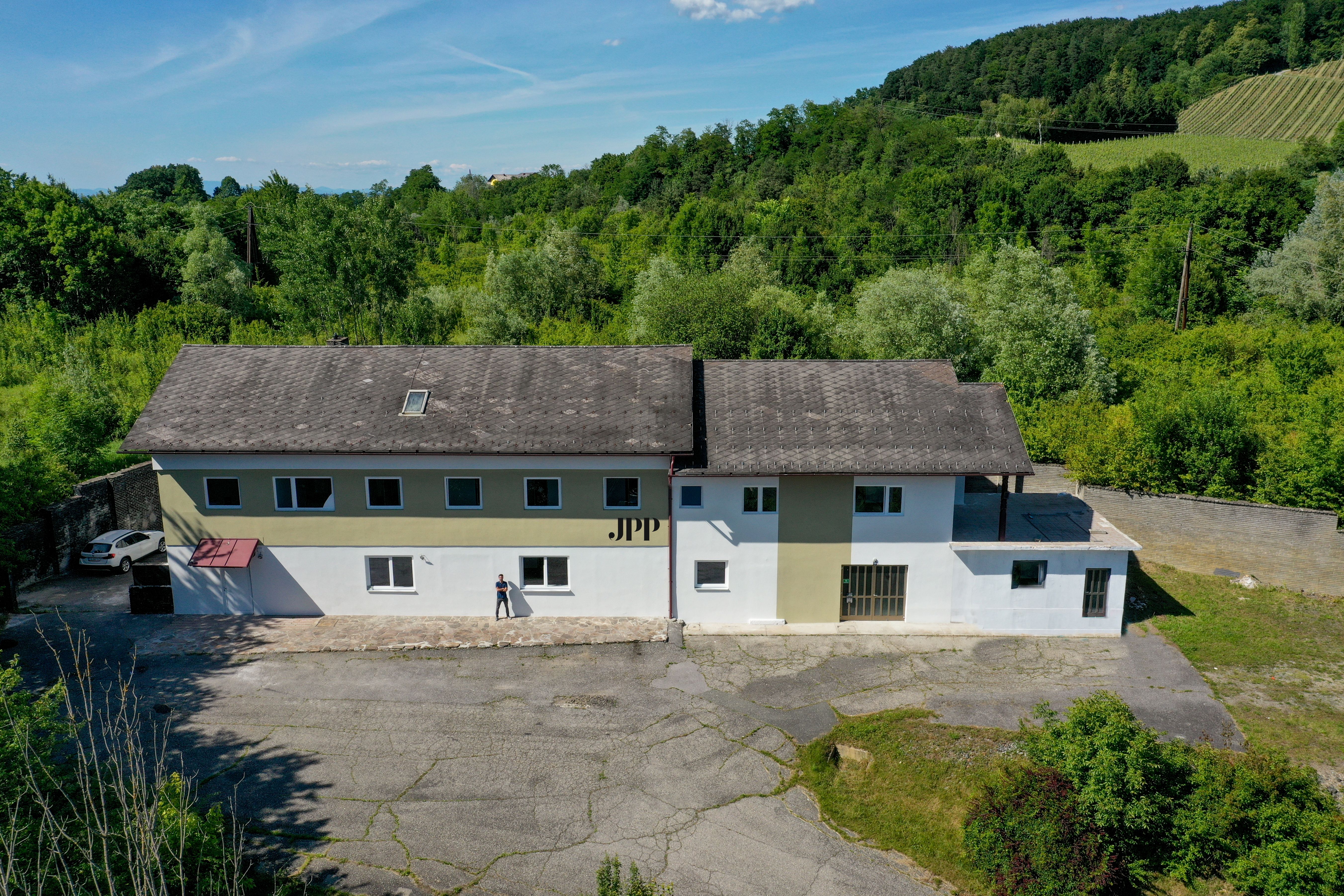 MonteurZimmer: Aussenansicht - Mitarbeiterzimmer Spielfeld
