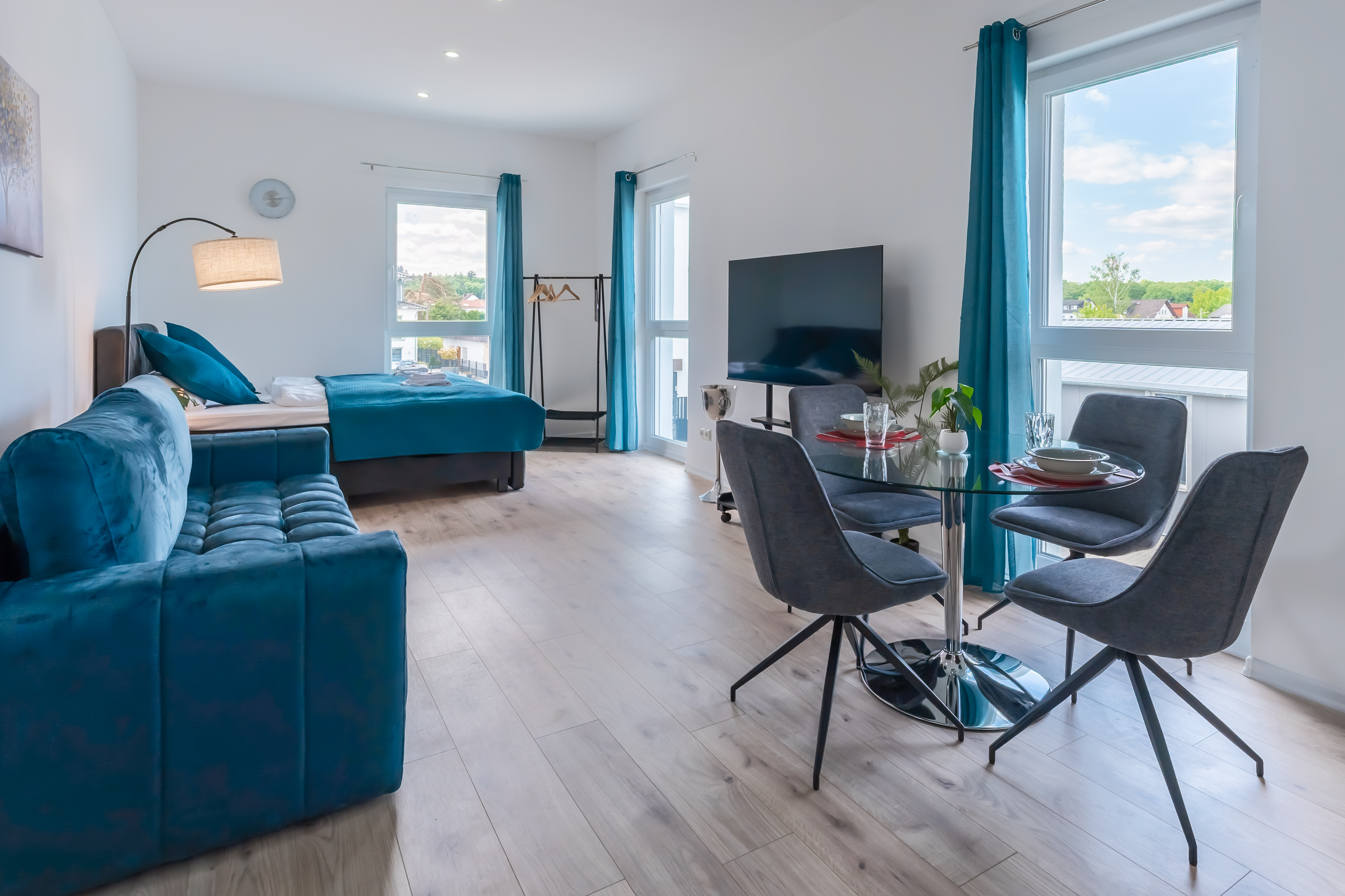 MonteurZimmer: Komfortables Zimmer für bis zu 4 Personen mit einem Boxspringbett und bequemer Schlafcouch  - Komfortable Apartments