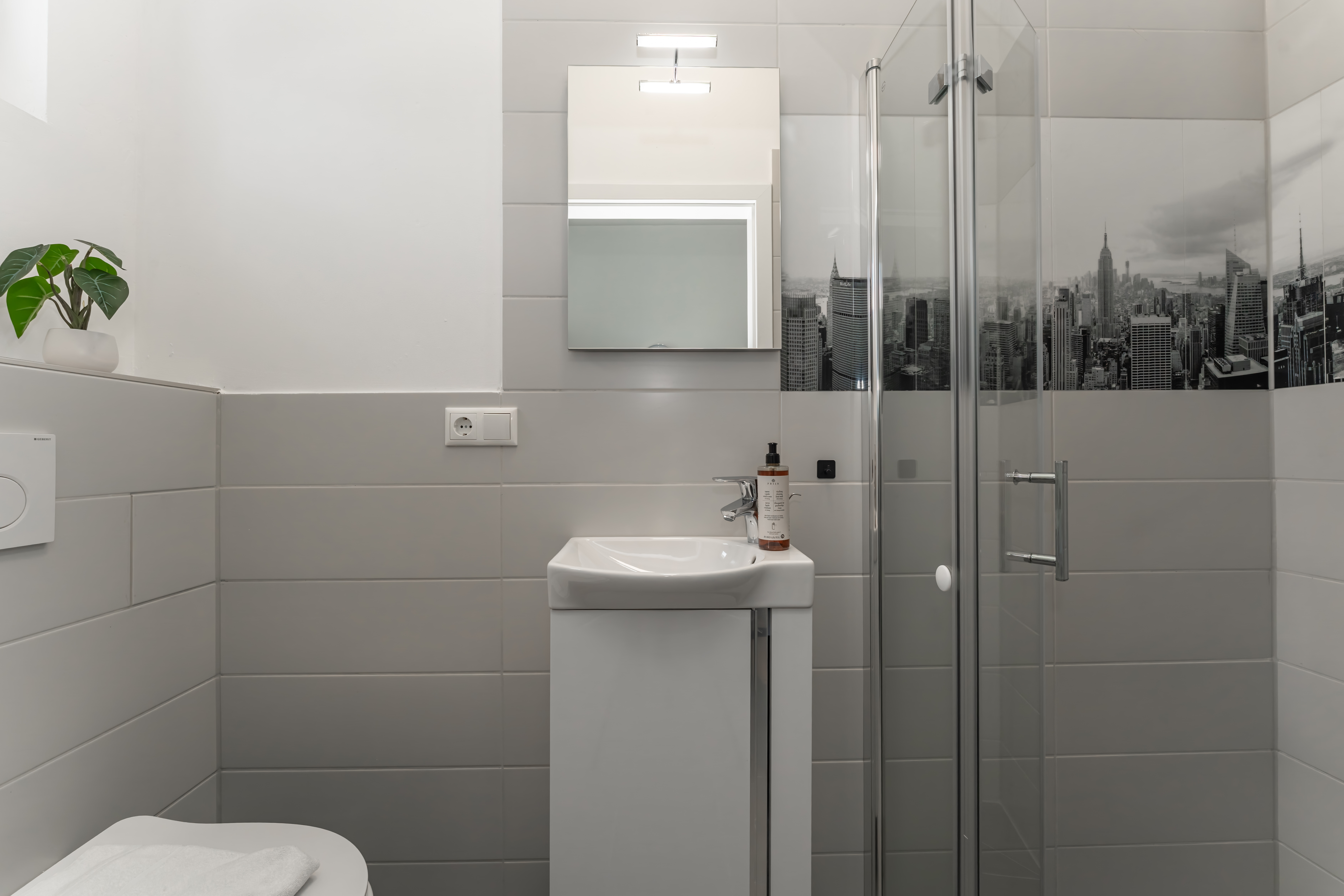 MonteurZimmer: Modernes Badezimmer mit Regendusch - Komfortable Apartments