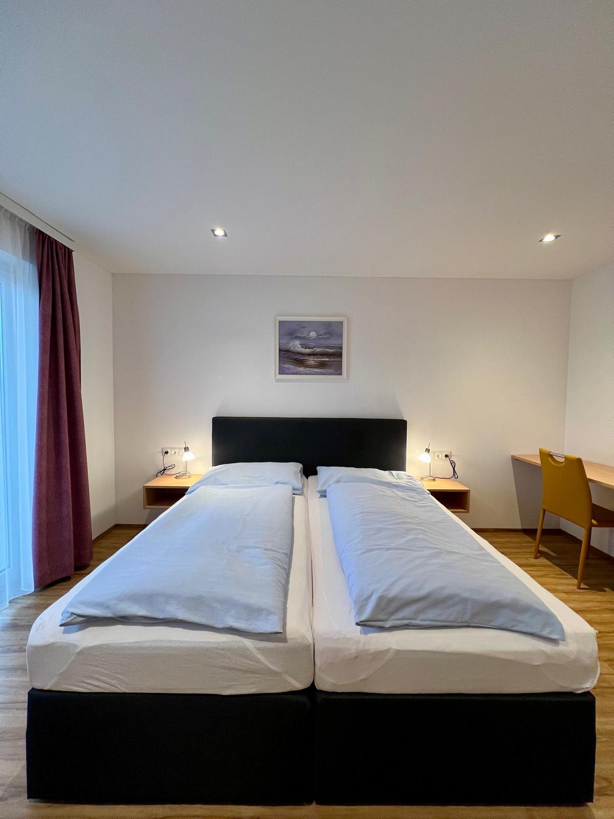Monteur-Zimmer - Doppelbettzimmer mit Zusatzbett (Boxspringbetten) DU/WC;TV,Wlan, Kühlschrank, Schreibtisch, Kleiderschrank, teilweise Balkon
Benützung der Gästeküche und Waschmaschine auf der Etage möglich
Zusatzbuchung Frühstück ab 6 Uhr

günstige Wochen und Longstay-Pauschalen, bitte anfragen - Hotel Wahlmüller-das kleine Hotel am Voralpenkreuz