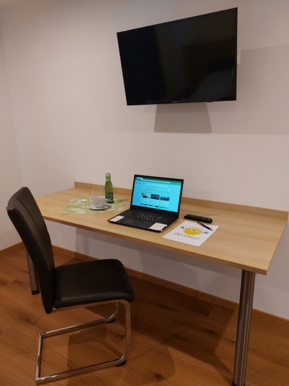 Monteur-Zimmer - Business-Apartement mit Schreibtisch, Doppelbett,  Küchenzeile mit 2 Ceranfelder, Kühlschrank, Wasserkocher, Kleiderschrank, 
DU/WC,Zusatzbuchung Frühstück ab 6 Uhr
günstige Wochen und Longstay-Pauschalen, bitte anfragen - Hotel Wahlmüller-das kleine Hotel am Voralpenkreuz