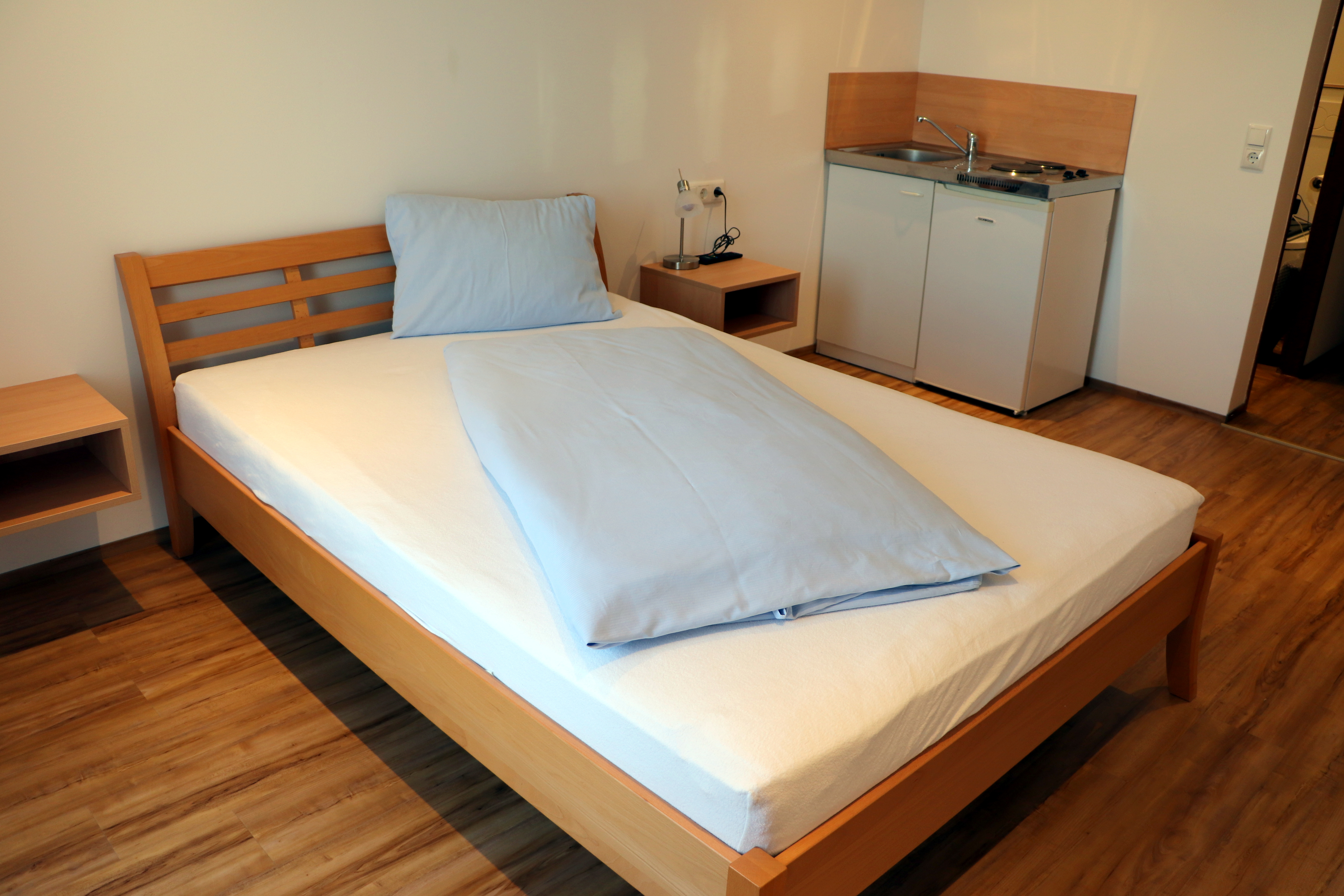 Monteur-Zimmer - Schlafraum Apartement mit gr. Bett, Single-Küche mit 2 Kochfelder und Kühlschrank, Schreibtisch, Kleiderschrank, DU/WC;TV, Wlan, teilweise Balkon
Zusatzbuchung Frühstück ab 6 Uhr
günstige Wochen und Longstay-Pauschalen, bitte anfragen - Hotel Wahlmüller-das kleine Hotel am Voralpenkreuz