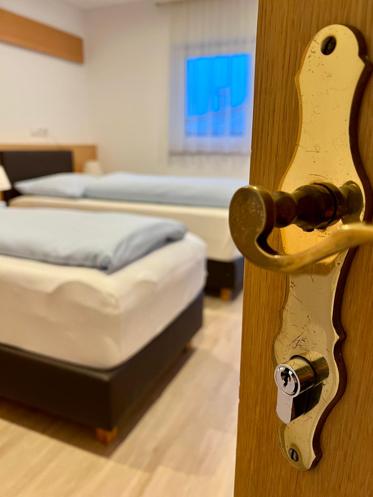 MonteurZimmer: Schlafraum DZ mit Dusche, WC,TV, Terrasse, Wlan
Zusatzbuchung Frühstück ab 6 Uhr
günstige Wochen und Longstay-Pauschalen, bitte anfragen - Hotel Wahlmüller-das kleine Hotel am Voralpenkreuz