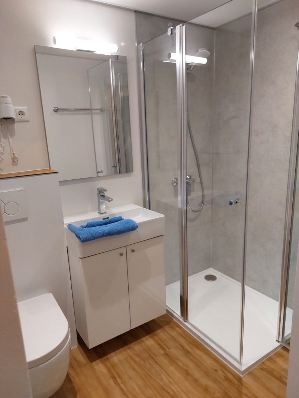 MonteurZimmer: Badezimmer mit Dusche, WC,Waschbecken, Föhn, Seife , Hand- und Badetuch für Kurzaufenthalt
günstige Wochen und Longstay-Pauschalen, bitte anfragen - Hotel Wahlmüller-das kleine Hotel am Voralpenkreuz