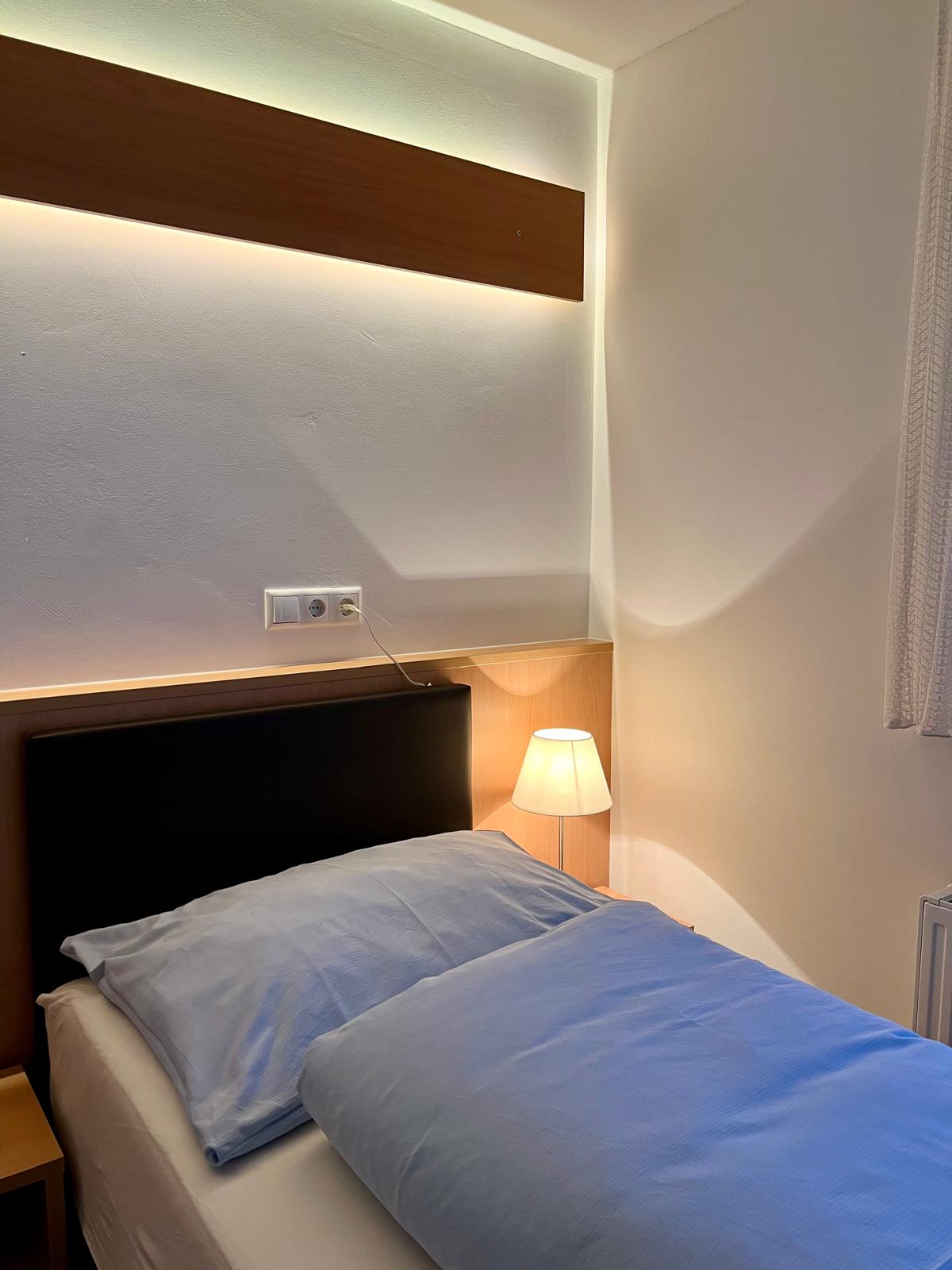 MonteurZimmer: Schlafraum DZ mit Dusche, WC,TV, Terrasse, Wlan
Zusatzbuchung Frühstück ab 6 Uhr
günstige Wochen und Longstay-Pauschalen, bitte anfragen - Hotel Wahlmüller-das kleine Hotel am Voralpenkreuz
