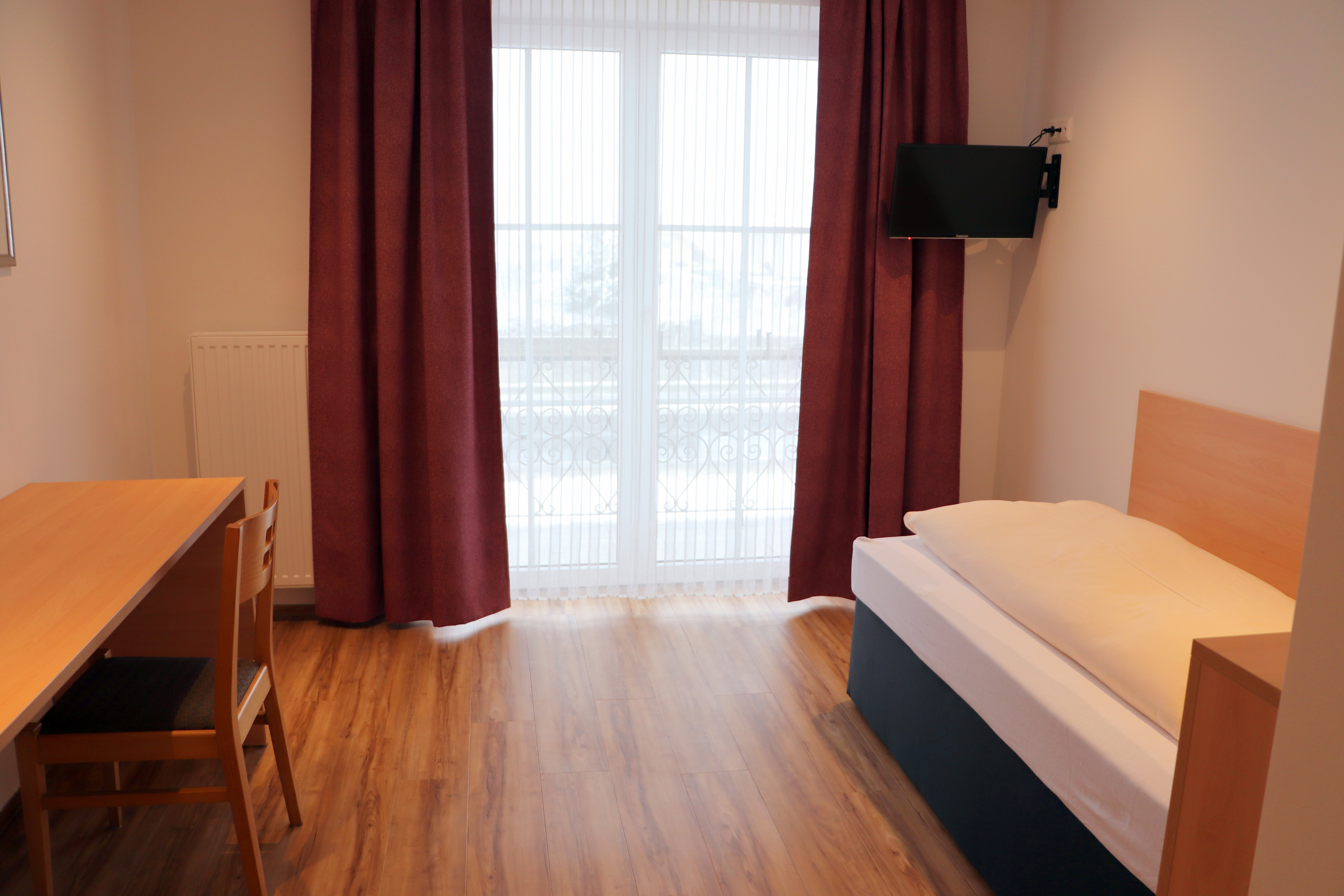 MonteurZimmer: Schlafraum Einzelbettzimmer mit DU/WC,TV, Balkon, Kühlschrank,
Benützung der Gästeküche und Waschmaschine auf der Etage
günstige Wochen und Longstay-Pauschalen, bitte anfragen - Hotel Wahlmüller-das kleine Hotel am Voralpenkreuz