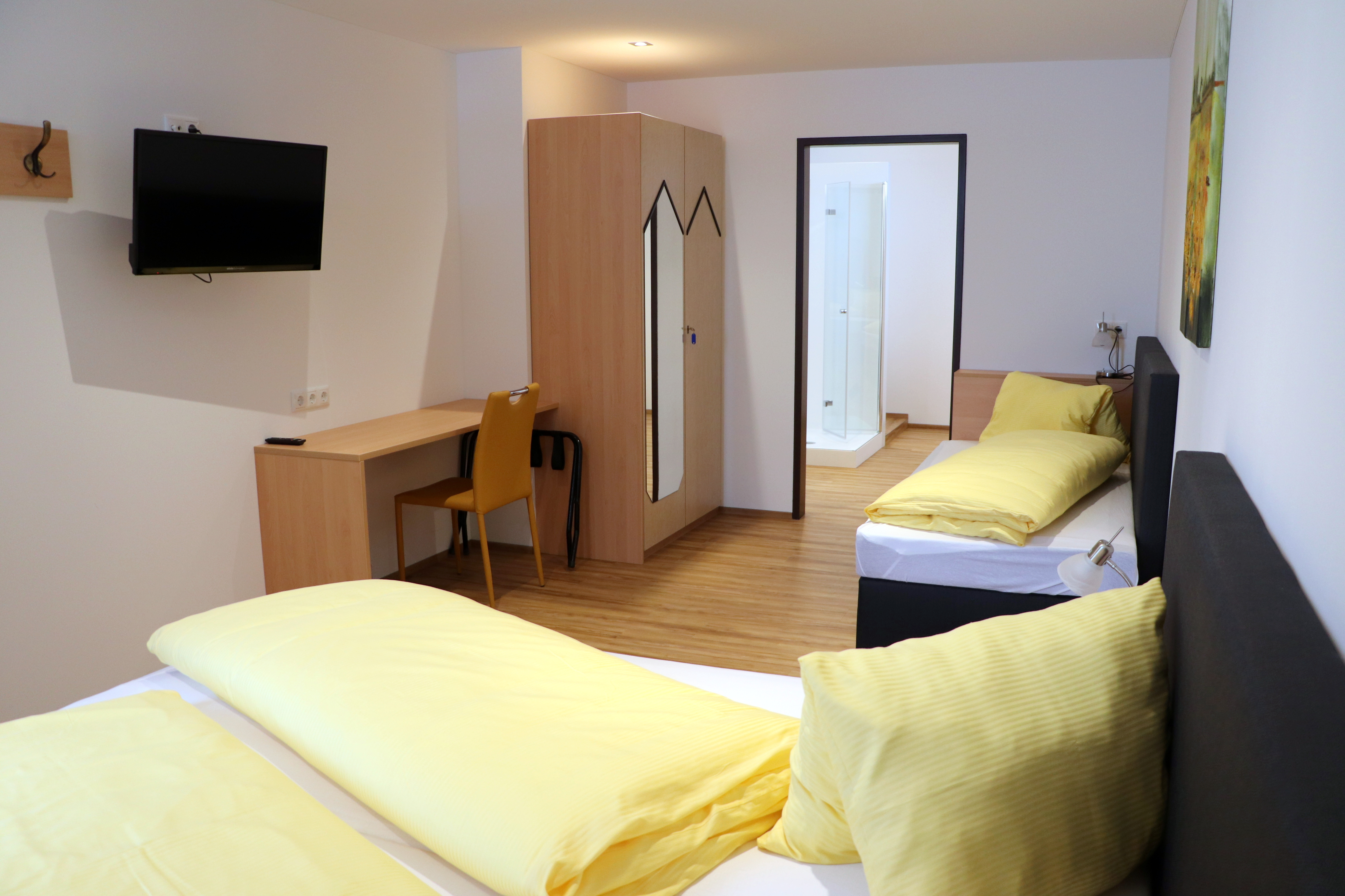 MonteurZimmer: Doppelbettzimmer mit Zusatzbett (Boxspringbetten) DU/WC;TV,Wlan, Kühlschrank, Schreibtisch, Kleiderschrank, teilweise Balkon
Benützung der Gästeküche und Waschmaschine auf der Etage möglich
Zusatzbuchung Frühstück ab 6 Uhr
günstige Wochen und Longstay-Pauschalen, bitte anfragen - Hotel Wahlmüller-das kleine Hotel am Voralpenkreuz