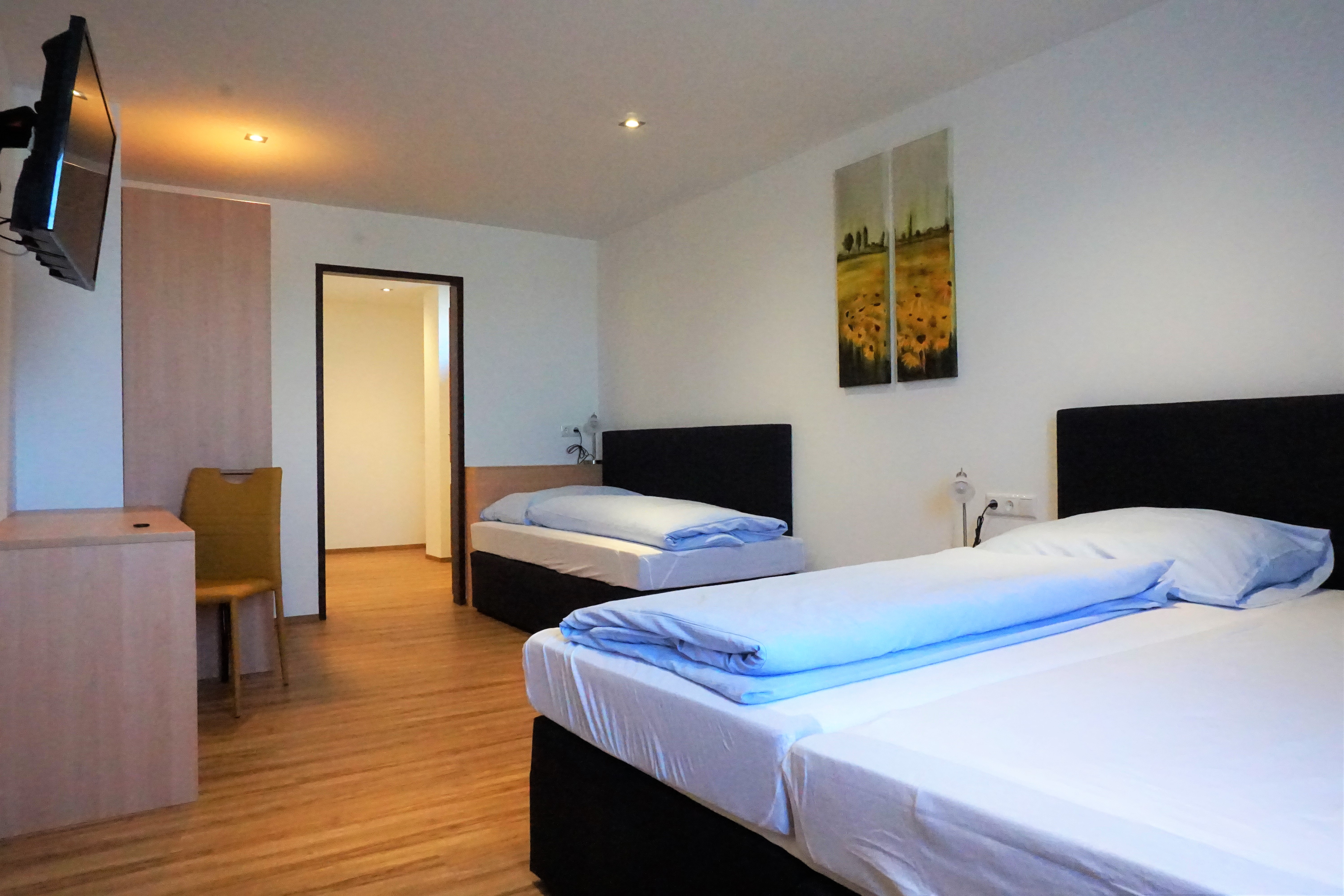 MonteurZimmer: Doppelbettzimmer mit Zusatzbett (Boxspringbetten) DU/WC;TV,Wlan, Kühlschrank, Schreibtisch, Kleiderschrank, teilweise Balkon
Benützung der Gästeküche und Waschmaschine auf der Etage möglich
Zusatzbuchung Frühstück ab 6 Uhr
günstige Wochen und Longstay-Pauschalen, bitte anfragen - Hotel Wahlmüller-das kleine Hotel am Voralpenkreuz