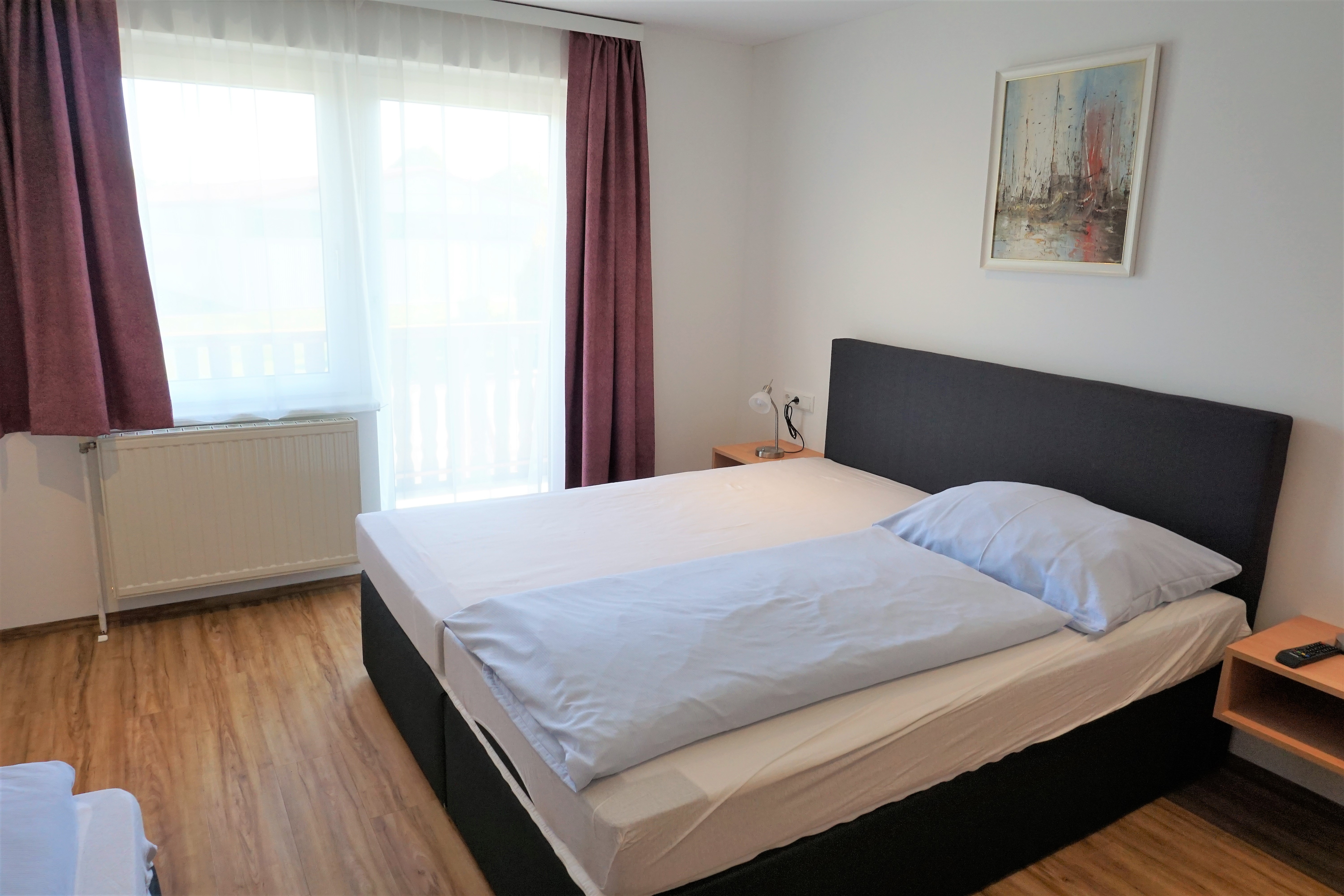 MonteurZimmer: Doppelbettzimmer mit Zusatzbett (Boxspringbetten) DU/WC;TV,Wlan, Kühlschrank, Schreibtisch, Kleiderschrank, teilweise Balkon
Benützung der Gästeküche und Waschmaschine auf der Etage möglich
Zusatzbuchung Frühstück ab 6 Uhr
günstige Wochen und Longstay-Pauschalen, bitte anfragen - Hotel Wahlmüller-das kleine Hotel am Voralpenkreuz