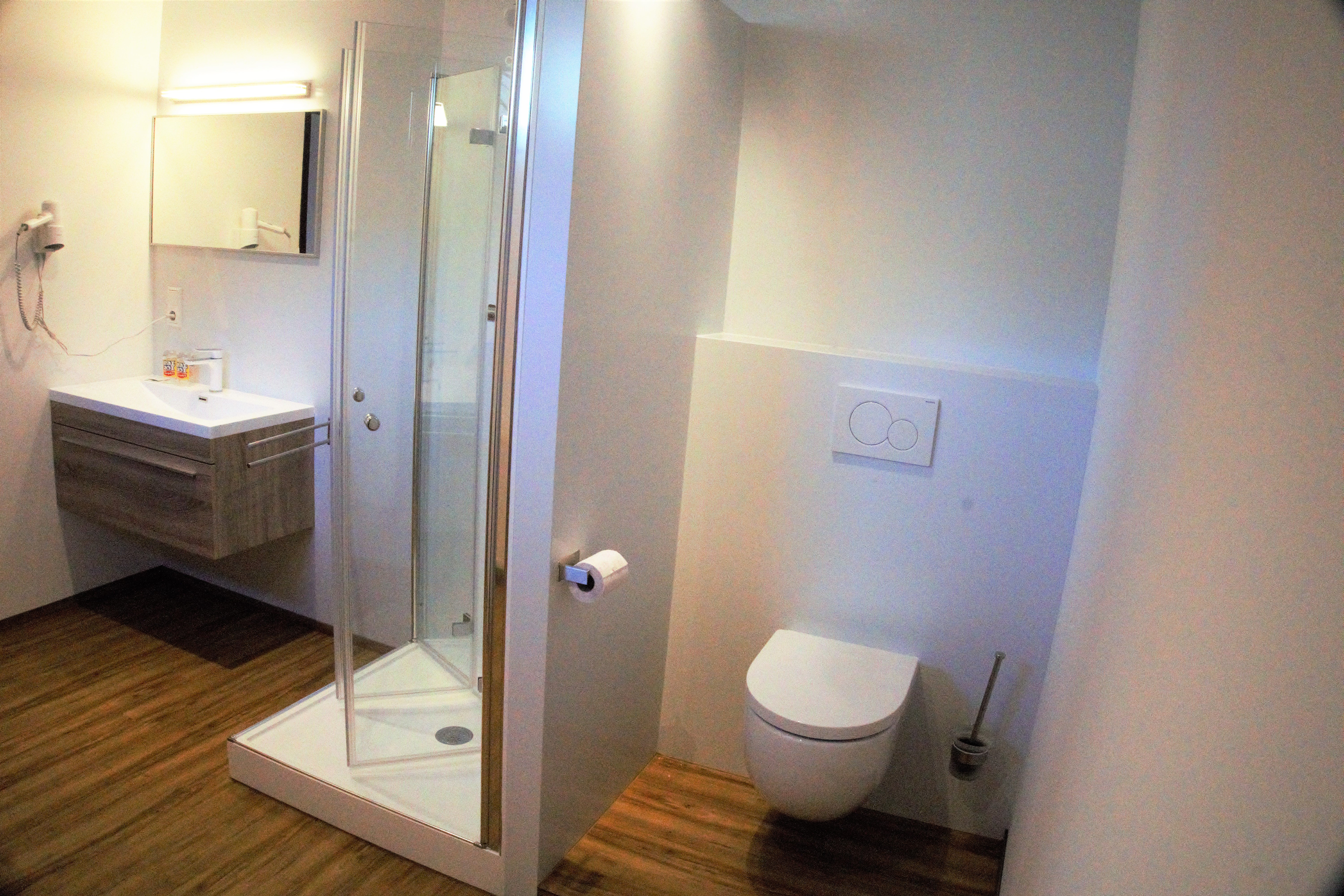 MonteurZimmer: Badezimmer mit DU/WC,Waschbecken, Föhn, Seife und Hand- und Badetuch für Kurzaufenthalte
günstige Wochen und Longstay-Pauschalen, bitte anfragen - Hotel Wahlmüller-das kleine Hotel am Voralpenkreuz
