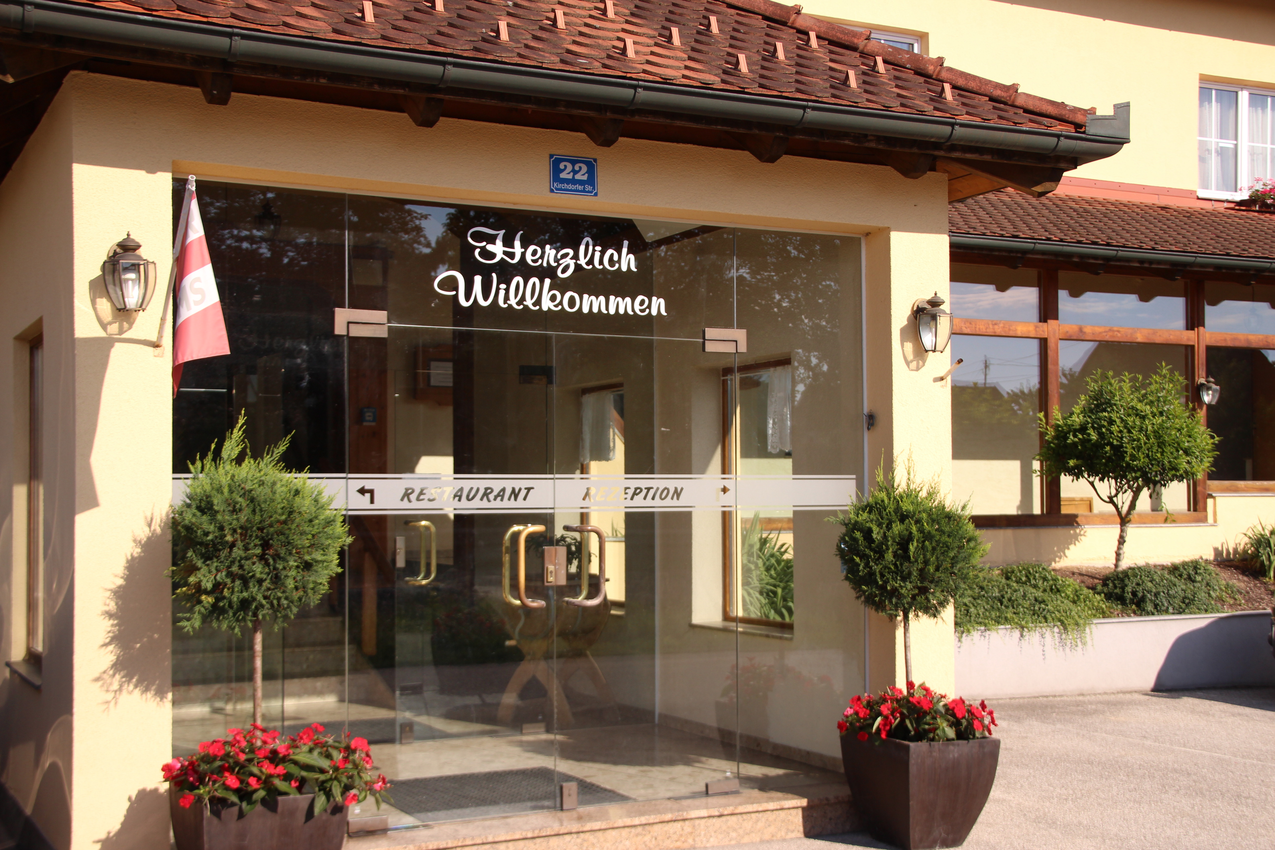 MonteurZimmer: Hoteleingang - Hotel Wahlmüller-das kleine Hotel am Voralpenkreuz