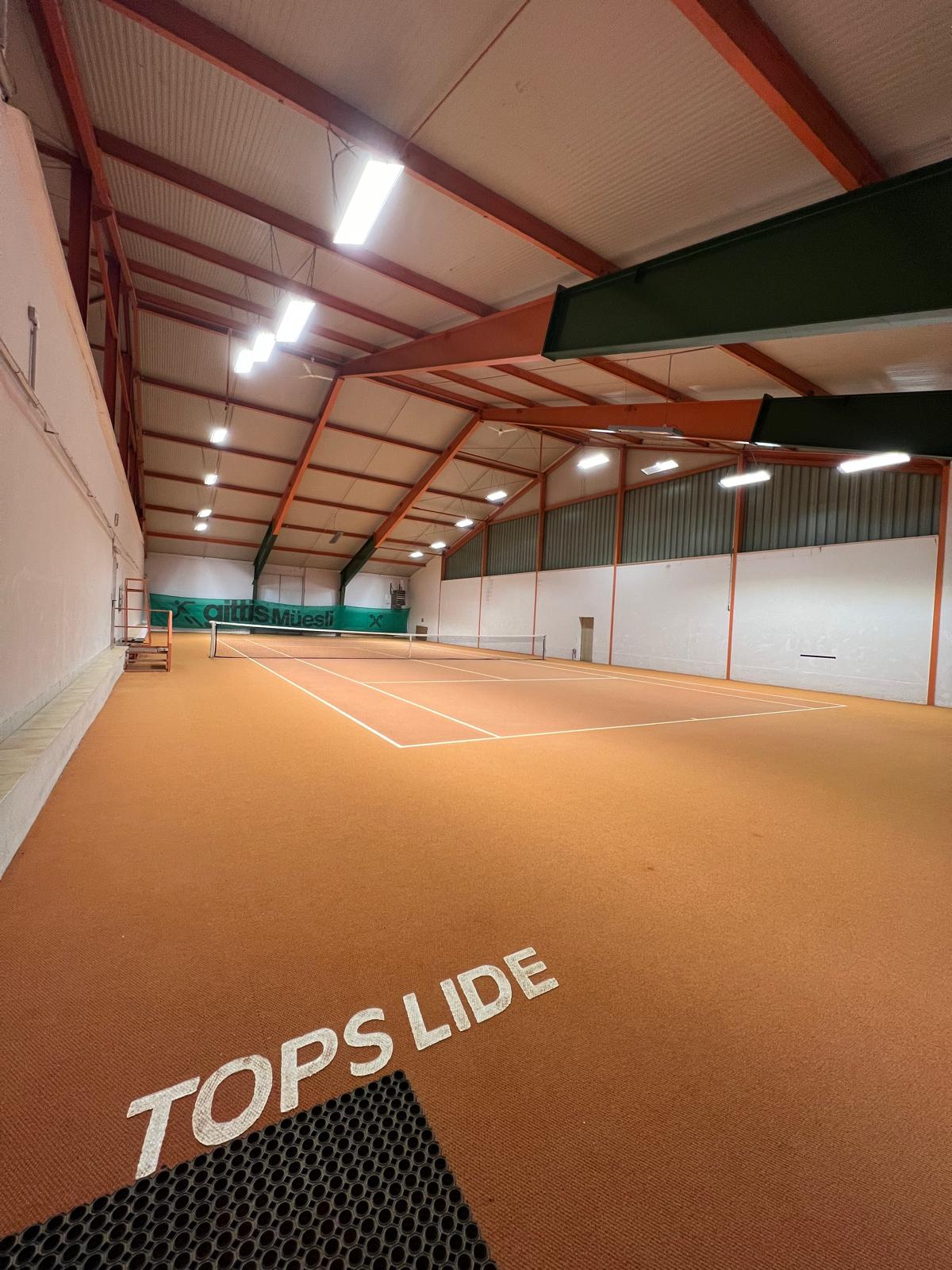 MonteurZimmer: Tennishalle mit 3 Granulatplätzen - Hotel Wahlmüller-das kleine Hotel am Voralpenkreuz