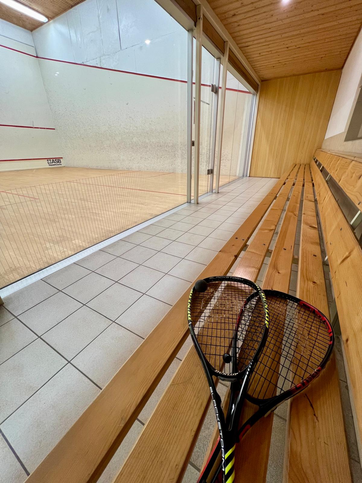 MonteurZimmer: 2 Squashcourts - Hotel Wahlmüller-das kleine Hotel am Voralpenkreuz