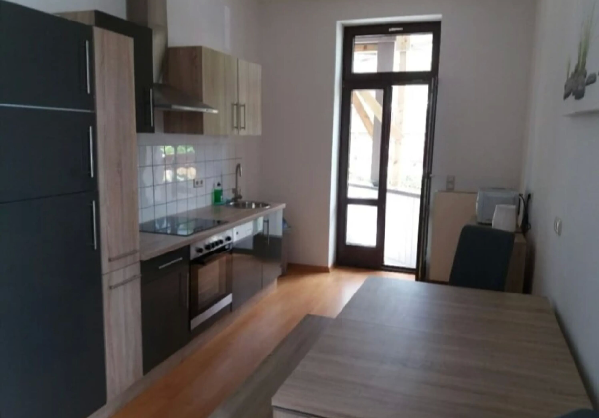 MonteurZimmer: Küche mit Zugang Balkon - Monteurwohnung zum Entspannen