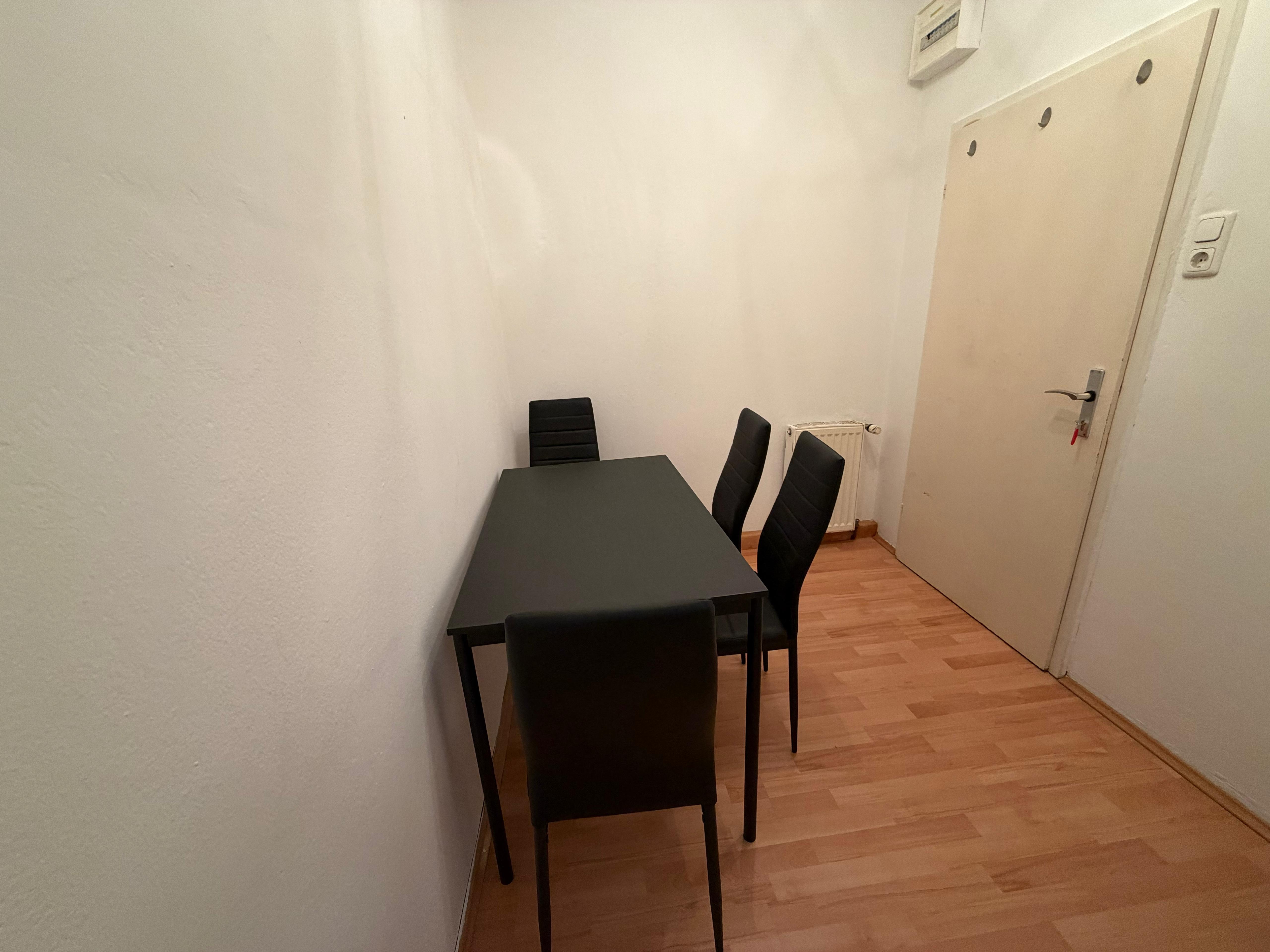 MonteurZimmer: Vorraum/Gemeinschatszimmer - Monteur-Arbeiter Wohnung in Gewerbe-und Industriegebiet Nähe