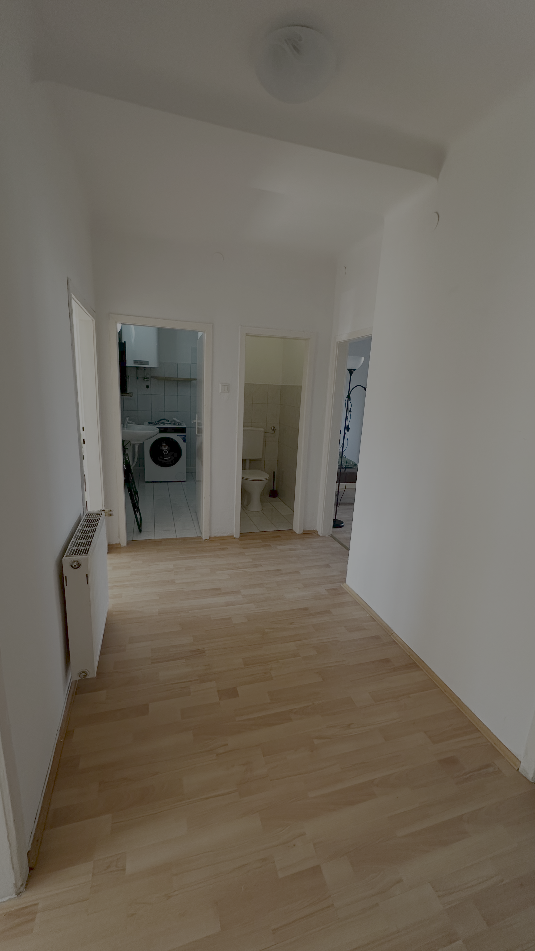 MonteurZimmer: Vorzimmer - Monteur-Arbeiter Wohnung in Gewerbe-und Industriegebiet Nähe