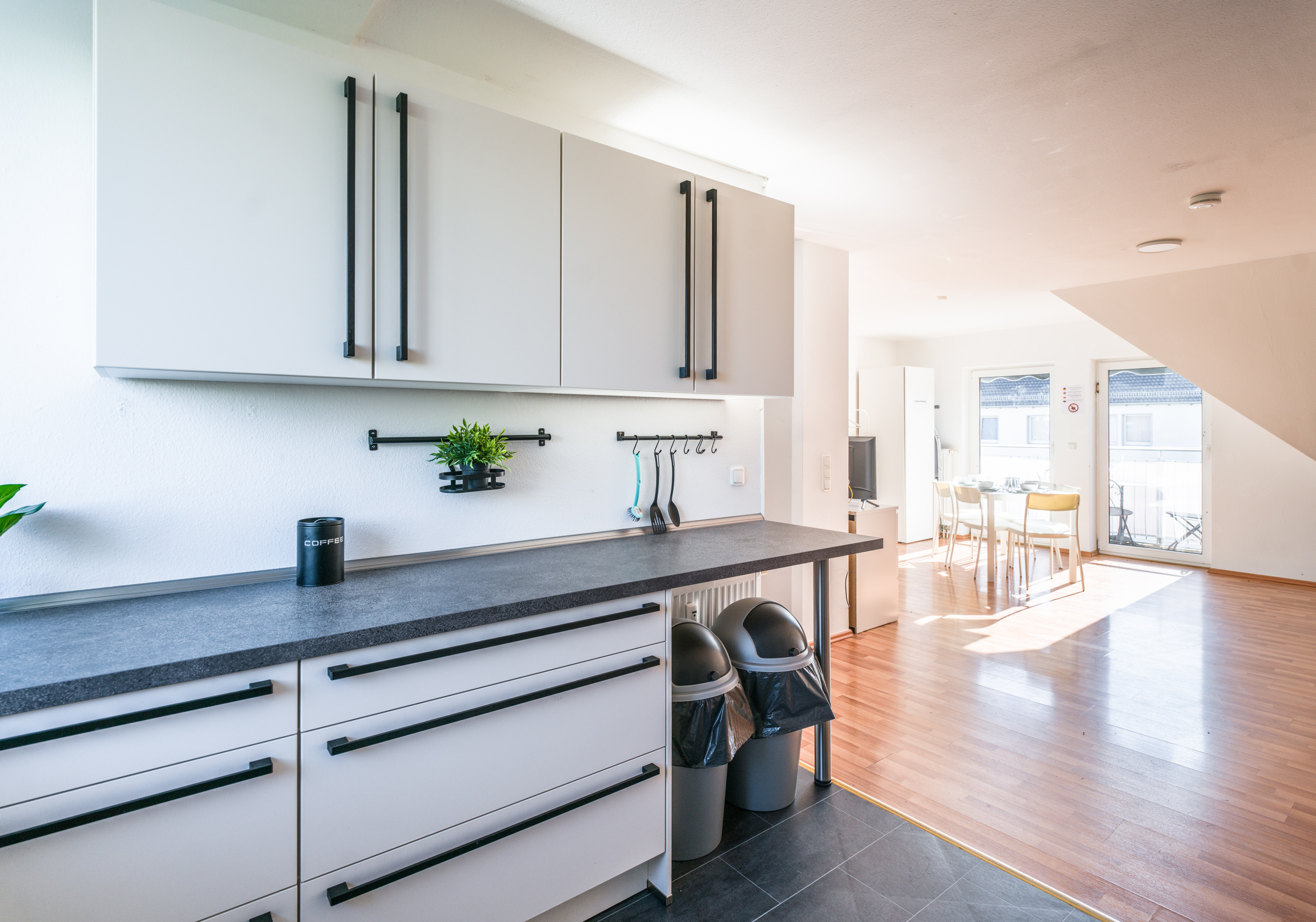 MonteurZimmer: Monteurwohnungen Wiesbaden / Mainz – Küche, WLAN, Parkplatz, Reinigung inklusive