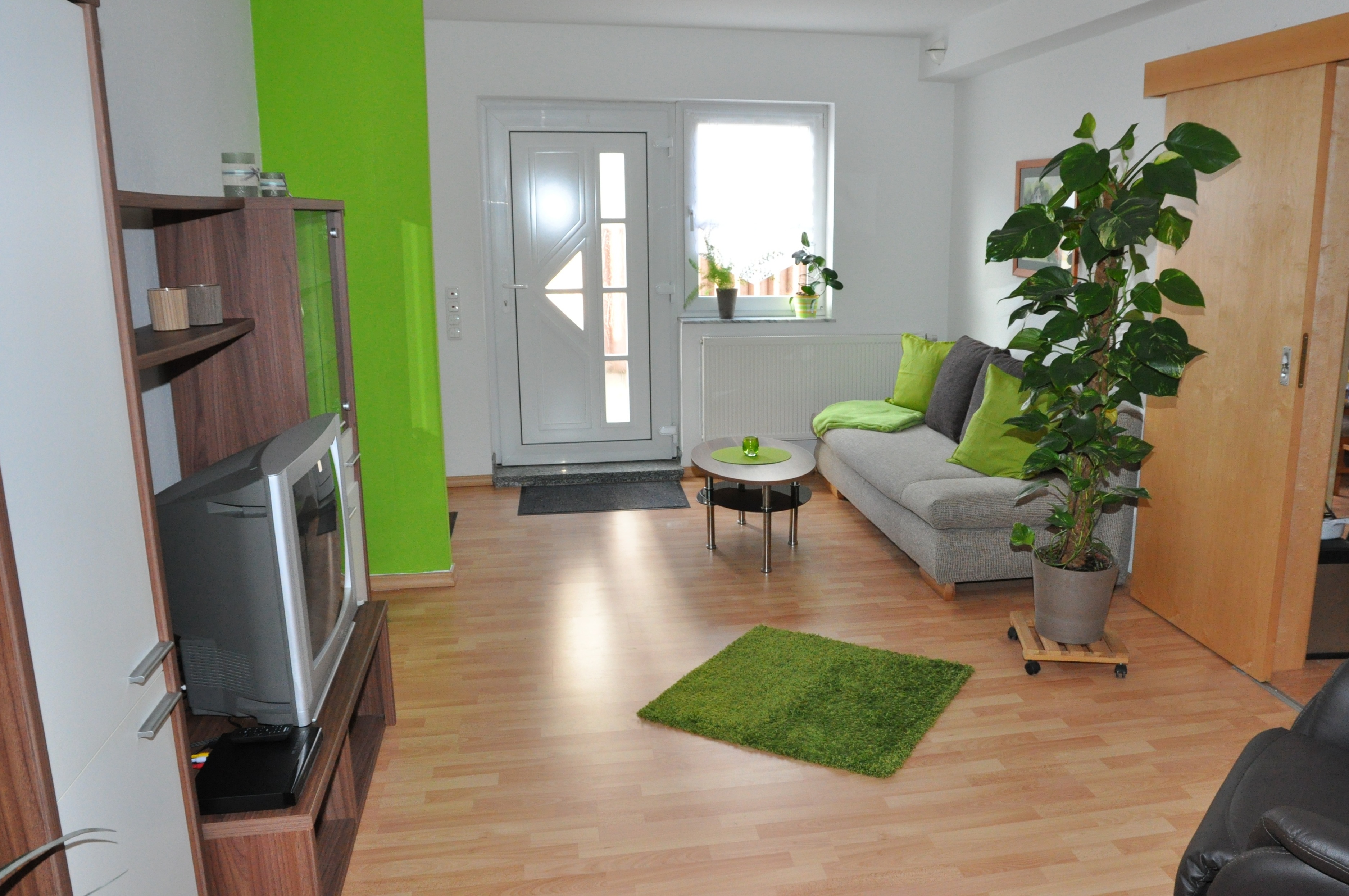 Monteur-Zimmer - Hessen Süd - Wohnzimmer mit Schlafcouch (1,60 x 2 Meter) - Ferienwohnung Wiesbaden-Naurod für bis zu 4 Personen