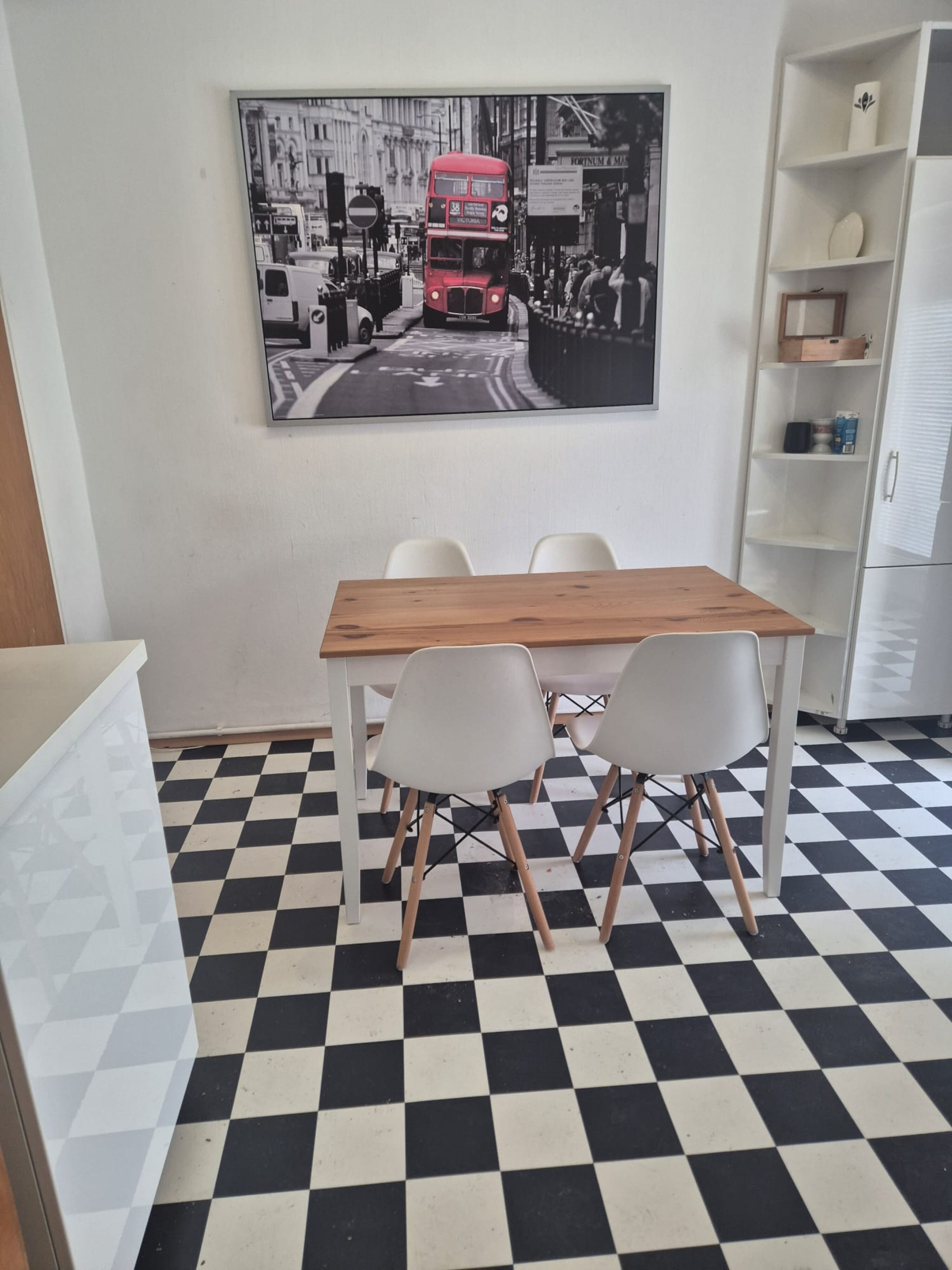 Monteur-Zimmer - Preis pro Nacht - 5 Zimmer Wohnung mit 2 Badezimmer, 2 Balkonen