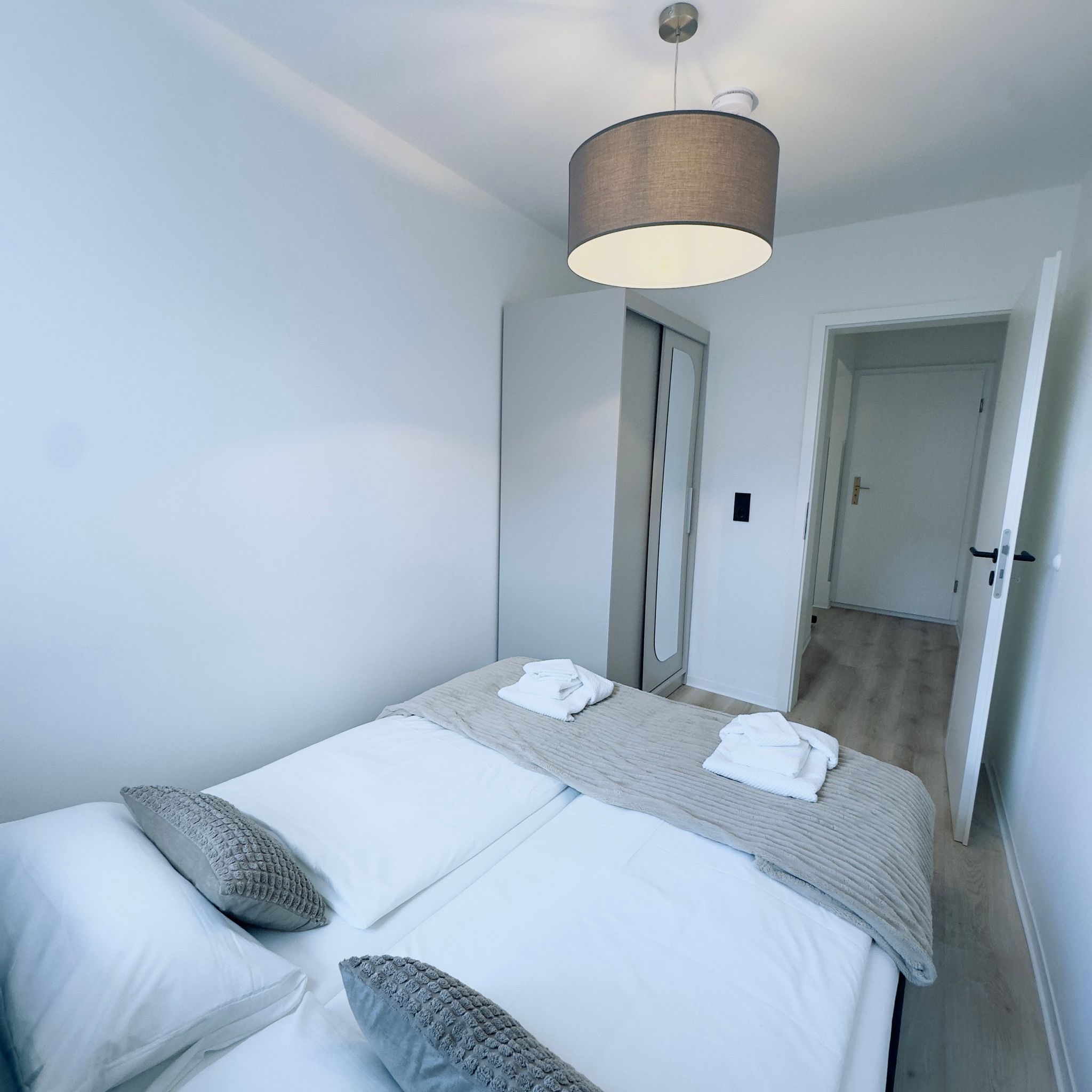 MonteurZimmer: Schlafzimmer  - Business-Wohnung für Monteure & Fachkräfte | 2 Zimmer | WLAN | Küche | Rostock