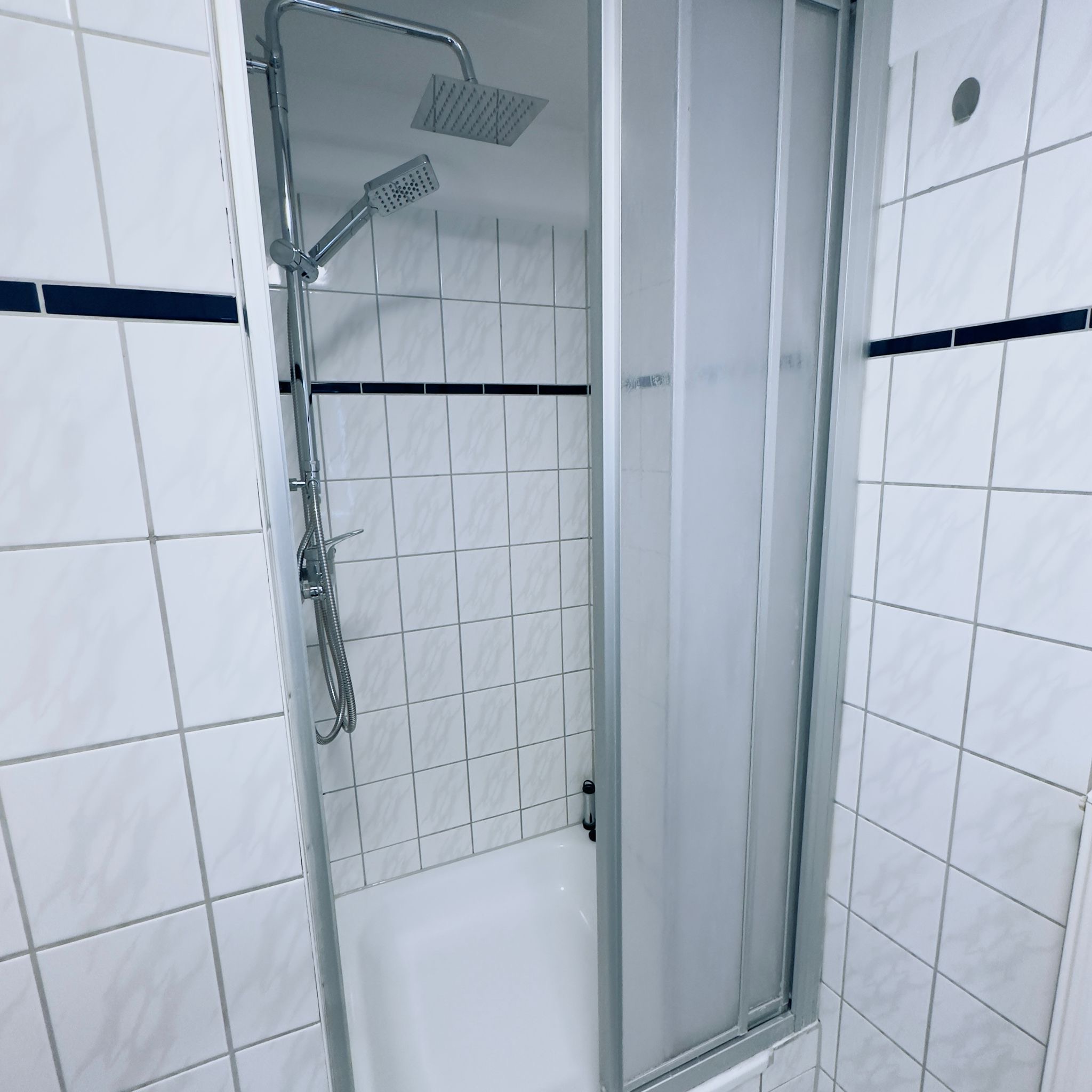 MonteurZimmer: Dusche - Business-Wohnung für Monteure & Fachkräfte | 2 Zimmer | WLAN | Küche | Rostock