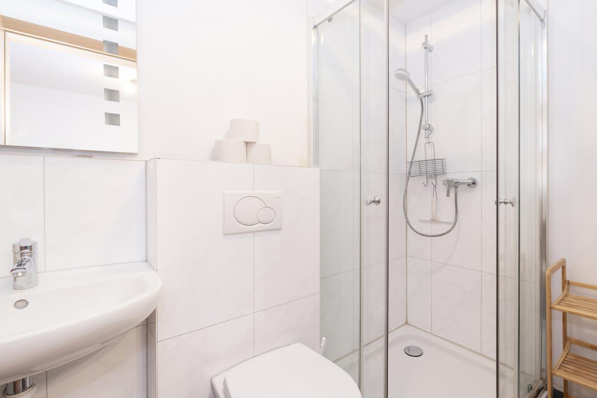 MonteurZimmer: Badezimmer mit Dusche und Toilette - Gästehaus Sahin Top 2