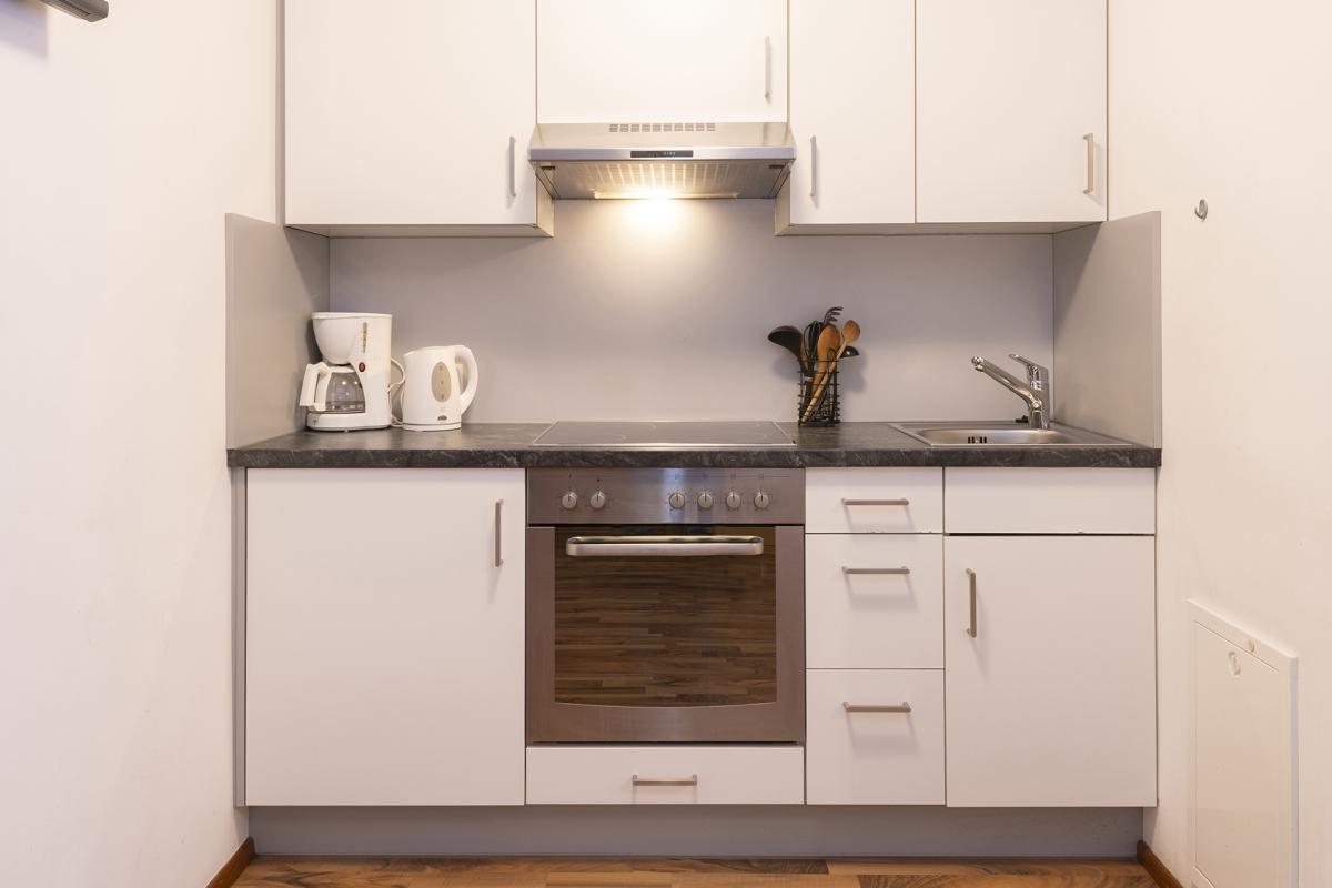 MonteurZimmer: Küche mit Herd, Kühlschrank, Backoven - Gästehaus Sahin Top 2
