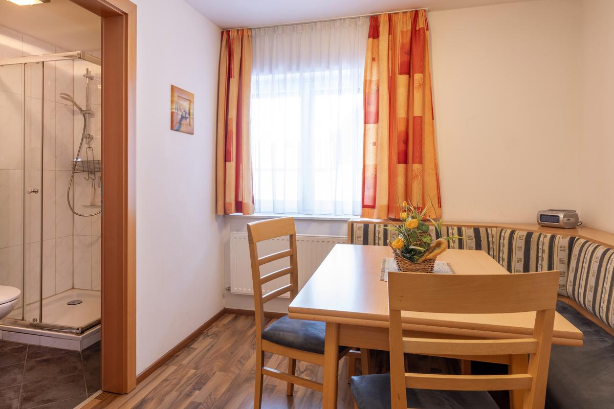 MonteurZimmer: Wohnzimmer und Badezimmer - Gästehaus Sahin Top 2