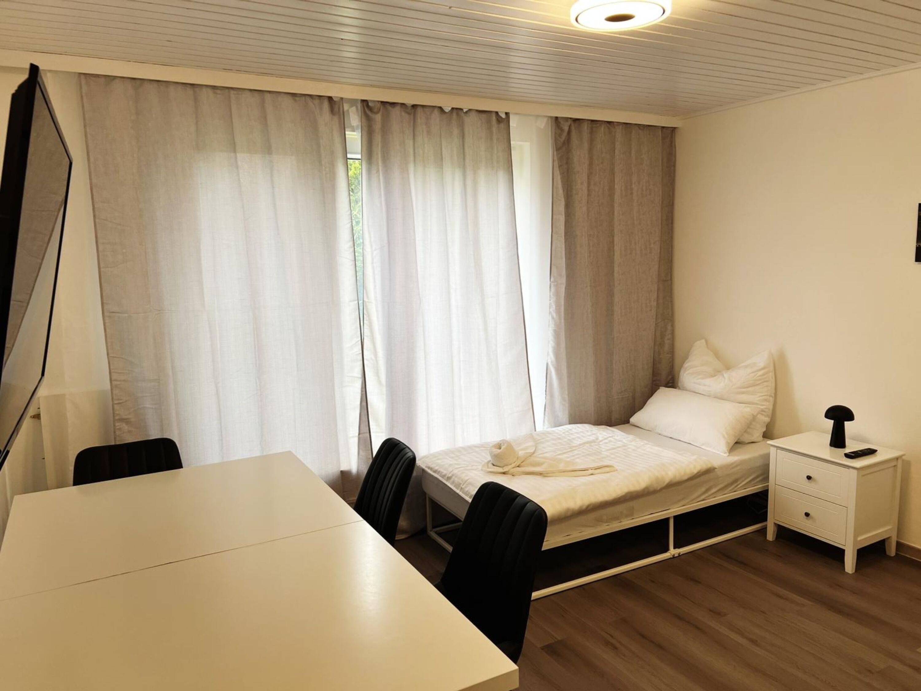 Monteur-Zimmer - Jülich - Komfortable Monteurwohnung mit Balkon in der Stadt! Gute Anbindungen l