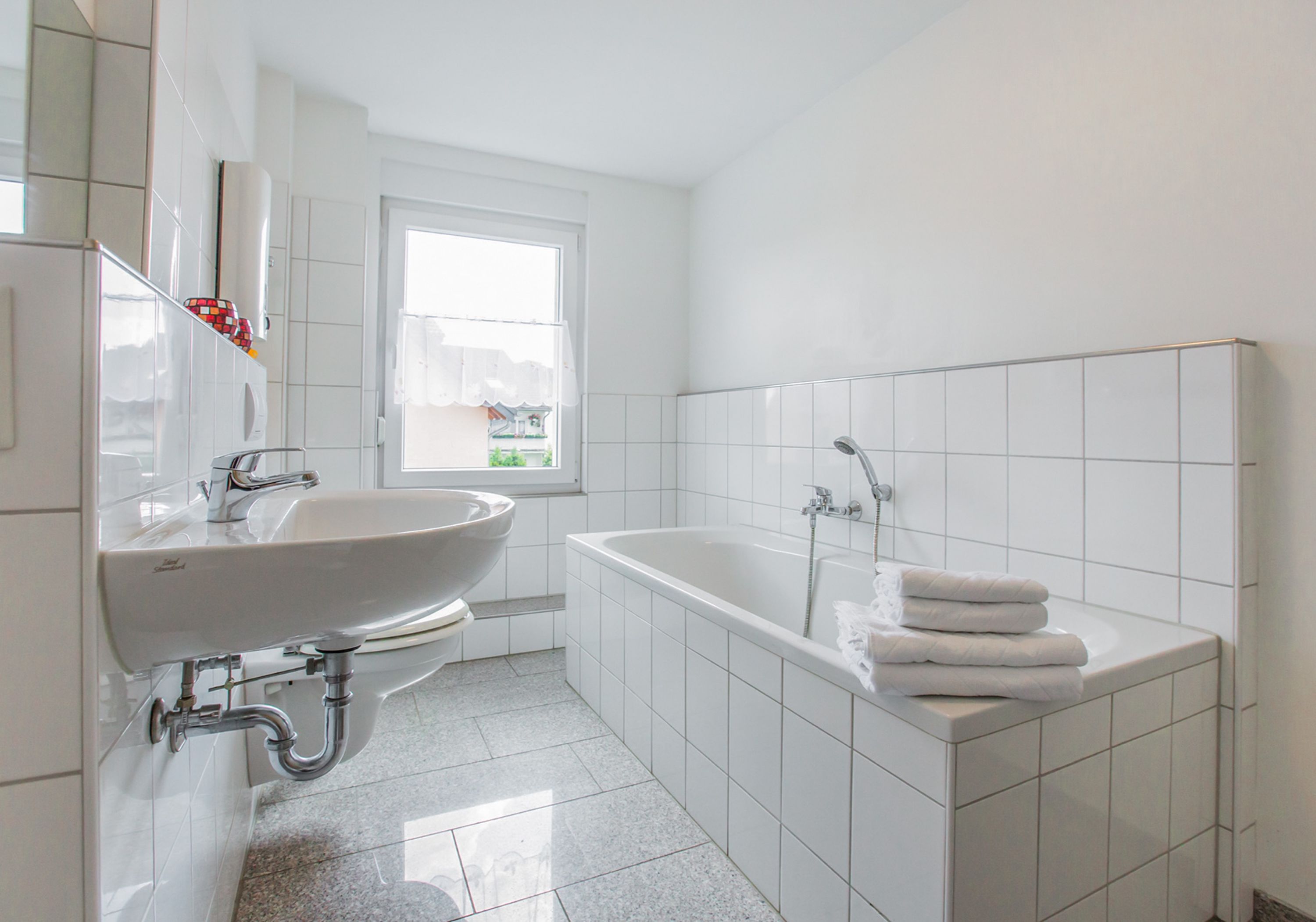 Monteur-Zimmer - Jülich - 4 bis 6 Zimmer 110 m² Wohnung. Für 4 bis 12 Personen