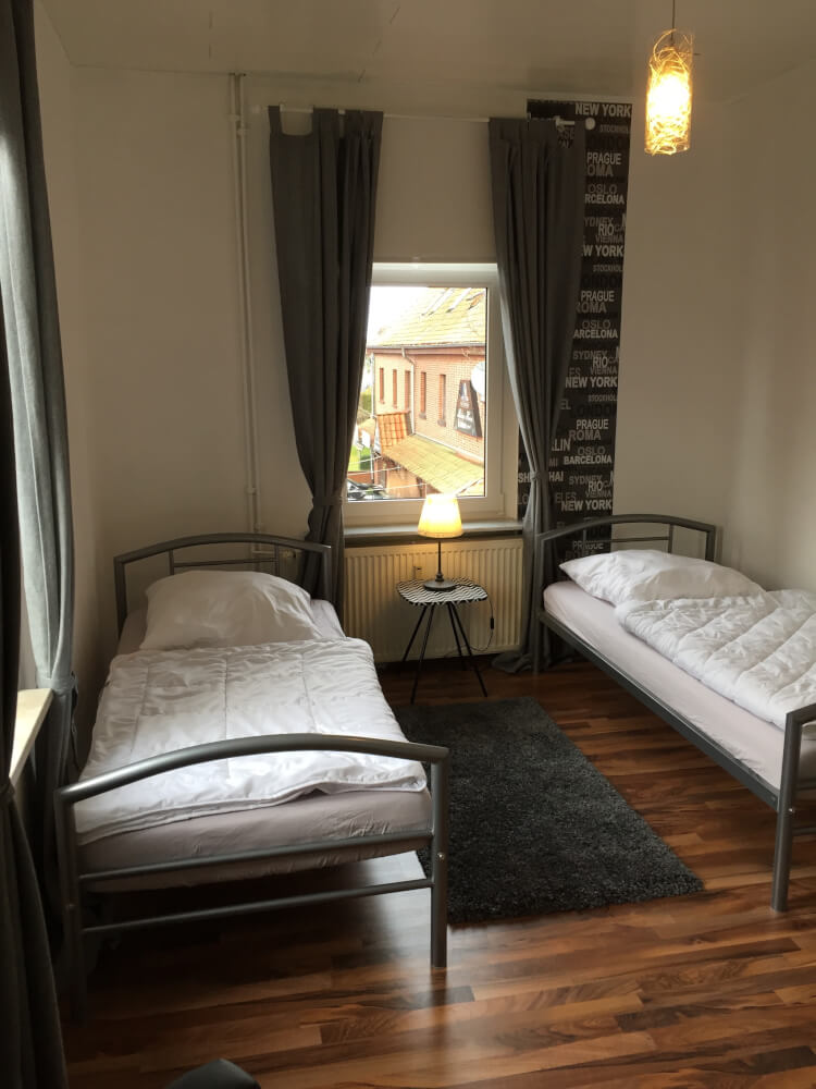 Monteur-Zimmer - Braunschweig - Große Monteurwohnung mit 4 Betten / Free Wifi