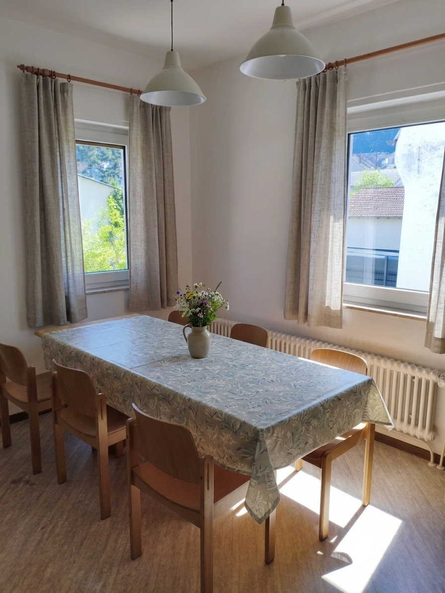 MonteurZimmer: Esstisch - Ferienwohnung Tante Mimi - Haus Frida