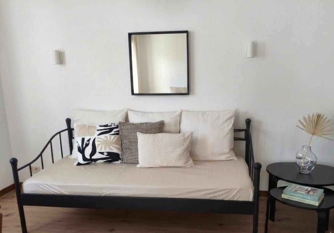MonteurZimmer: Tagesbett im zweiten Wohnzimmer - Ferienwohnung Tante Mimi - Haus Frida
