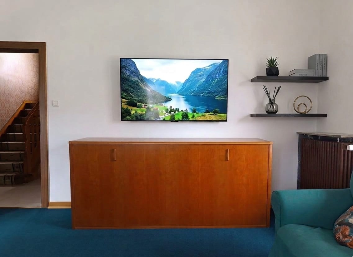 MonteurZimmer: Wohnzimmer mit Schrankbett - Ferienwohnung Tante Mimi - Haus Frida