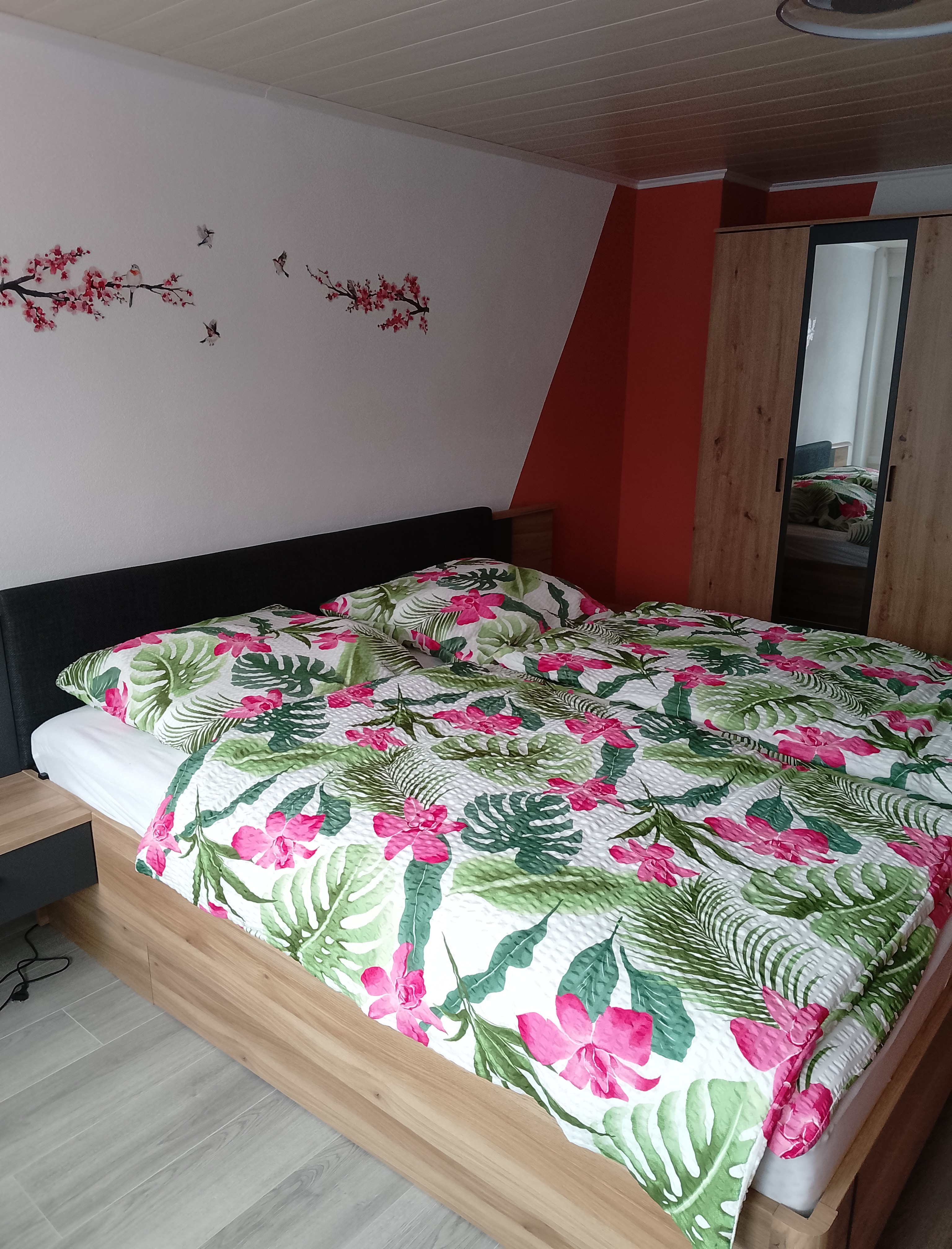 MonteurZimmer: 1 Schlafzimmer mit Doppelbett - Windesheimer Fels