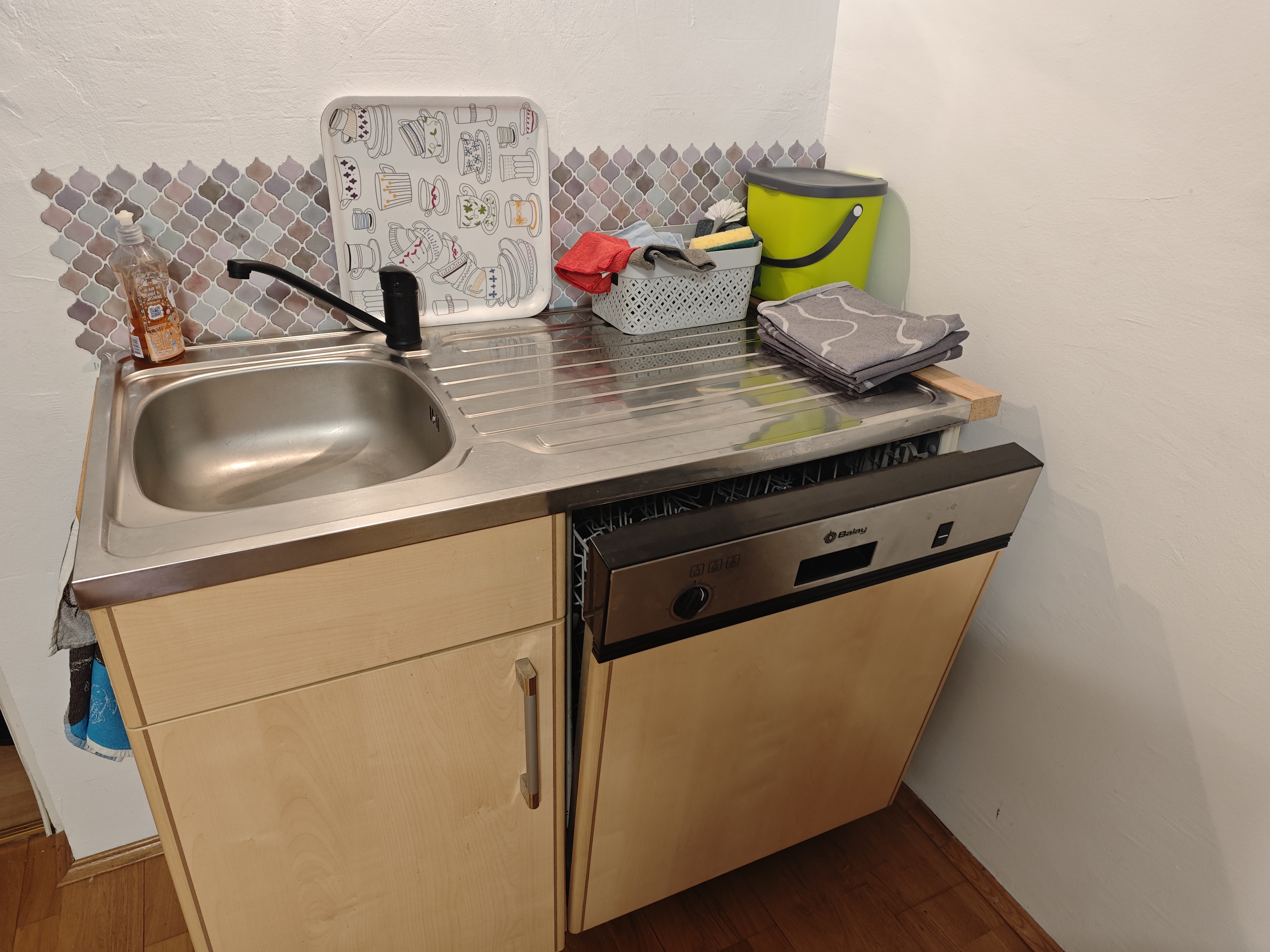 MonteurZimmer: Geschirrspüler und Spüle - Wildegg Wohnen, FeWo Mizi