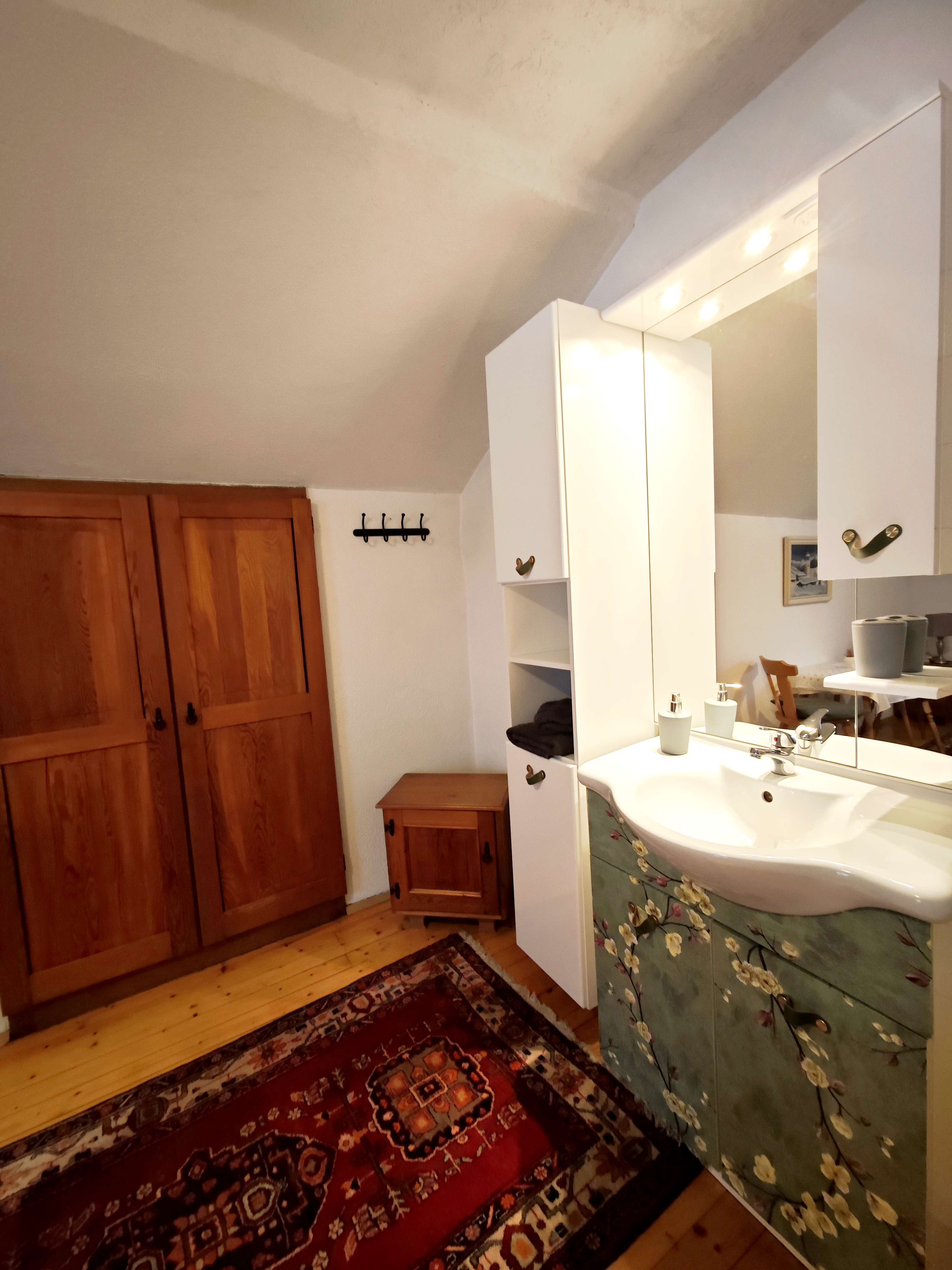 MonteurZimmer: Waschbecken im Zimmer - Wildegg Wohnen, Zimmer Alois