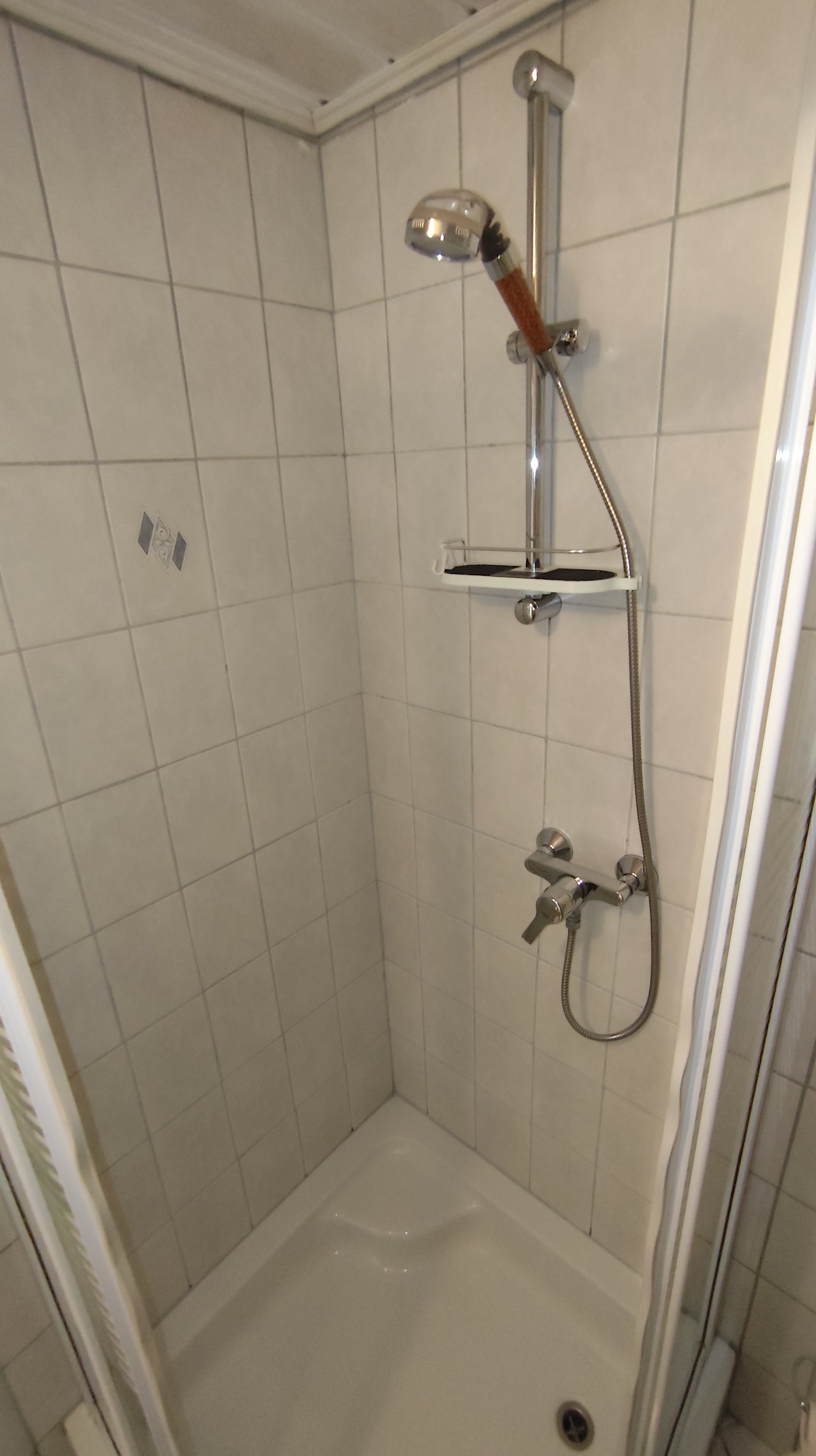 MonteurZimmer: Geteiltes Bad mit Dusche und WC - Wildegg Wohnen, Zimmer Alois