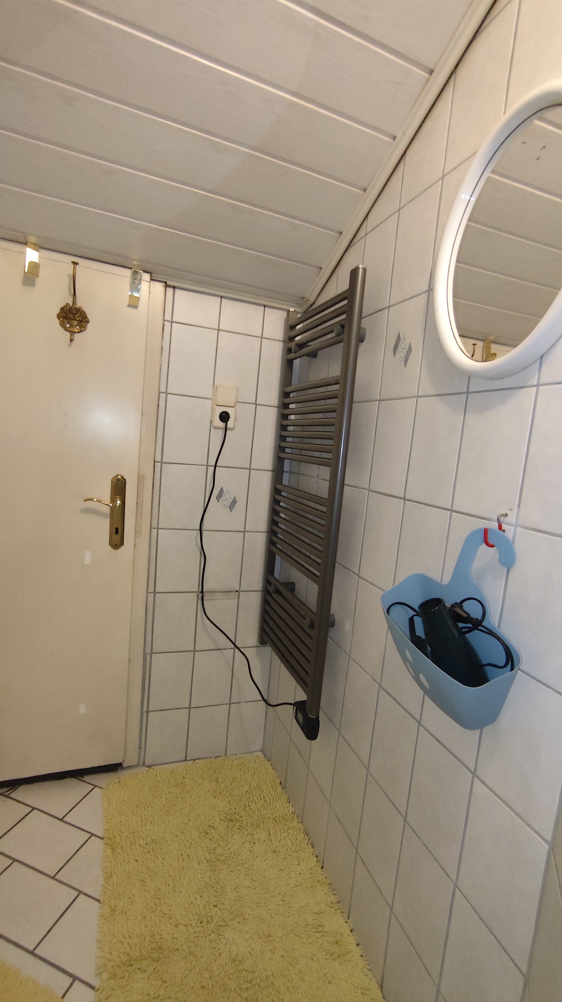 MonteurZimmer: geteiltes Bad mit Dusche und WC - Wildegg Wohnen, Zimmer Alois