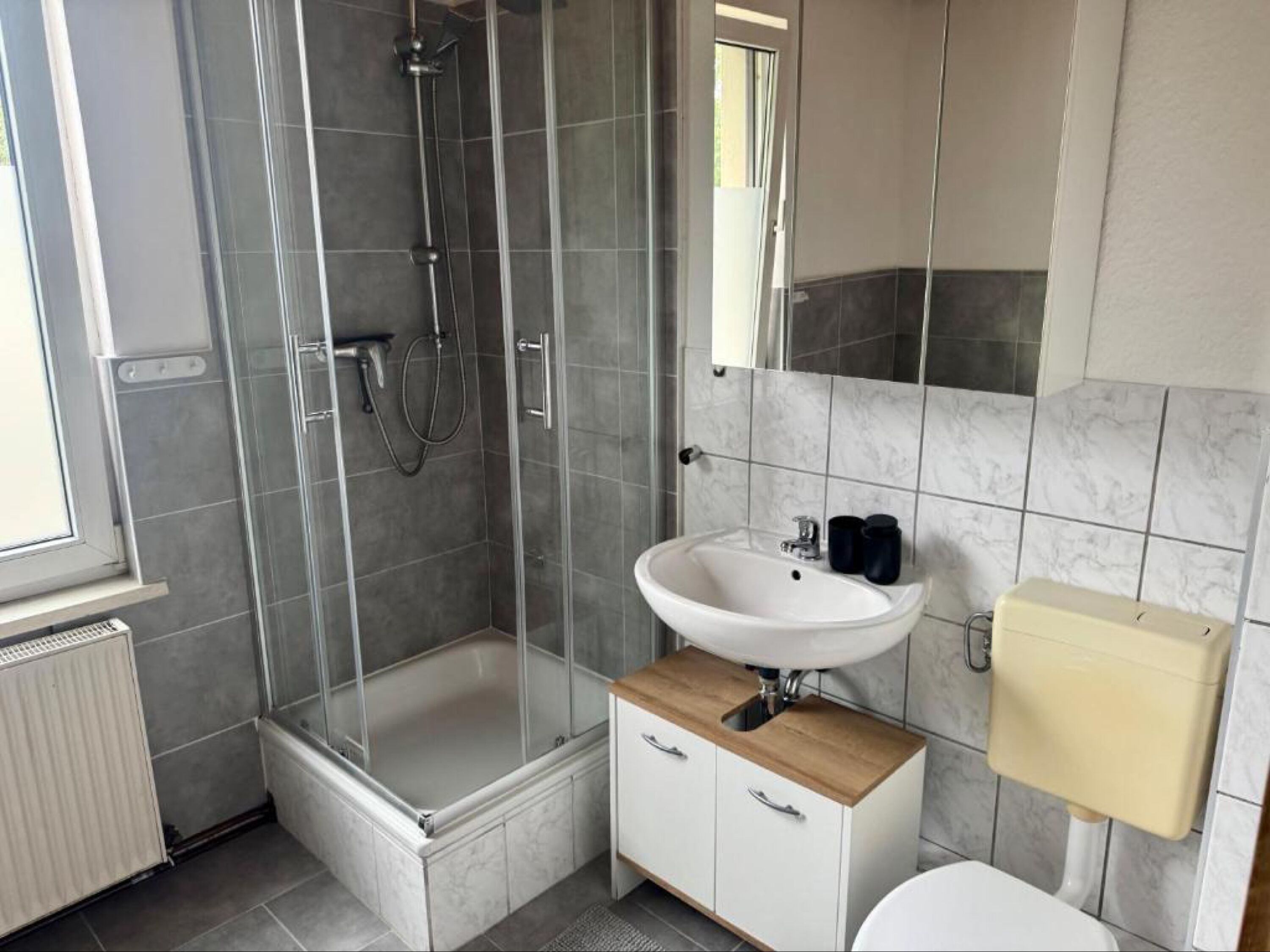 MonteurZimmer: Ferienwohnung in Halle (Saale) mit 3 Schlafzimmern