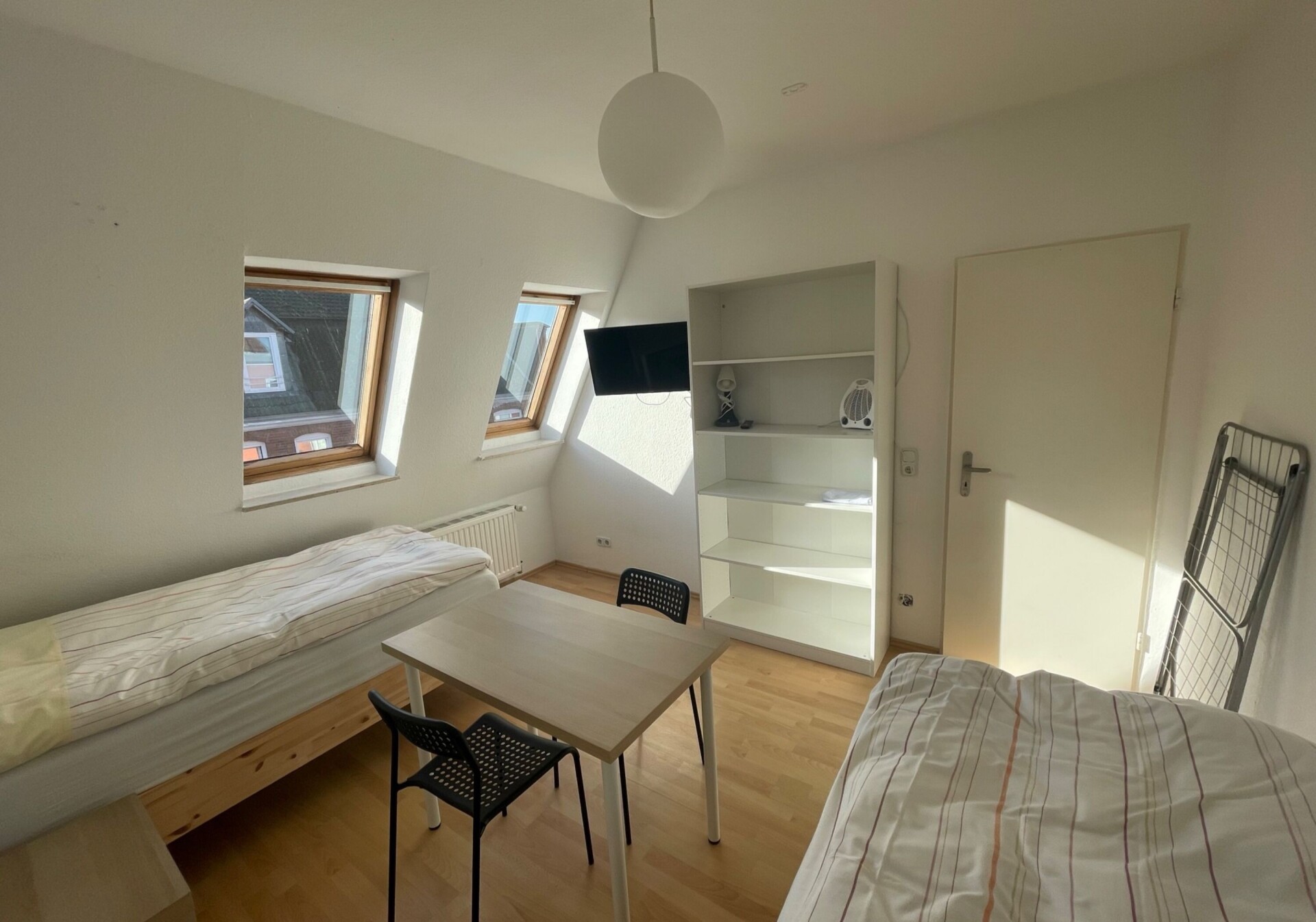 Monteur-Zimmer - Kiel (Kreisfreie Stadt Kiel, Kreis Rendsburg-Eckernförde) - Freie Zimmer in Kiel: 3- Zimmer Wohnung für bis zu 7x Personen