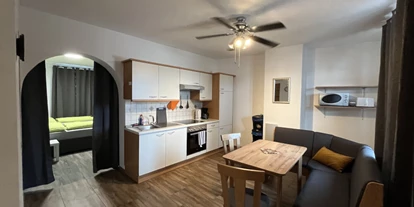 Monteur-Zimmer - Österreich - Top 7: Wohnküche mit Blick in 2. Schlafraum - APARTMENTHAUS RATZERSDORFER SEEN in 3100 Sankt Pölten / 5 Monteurwohnungen