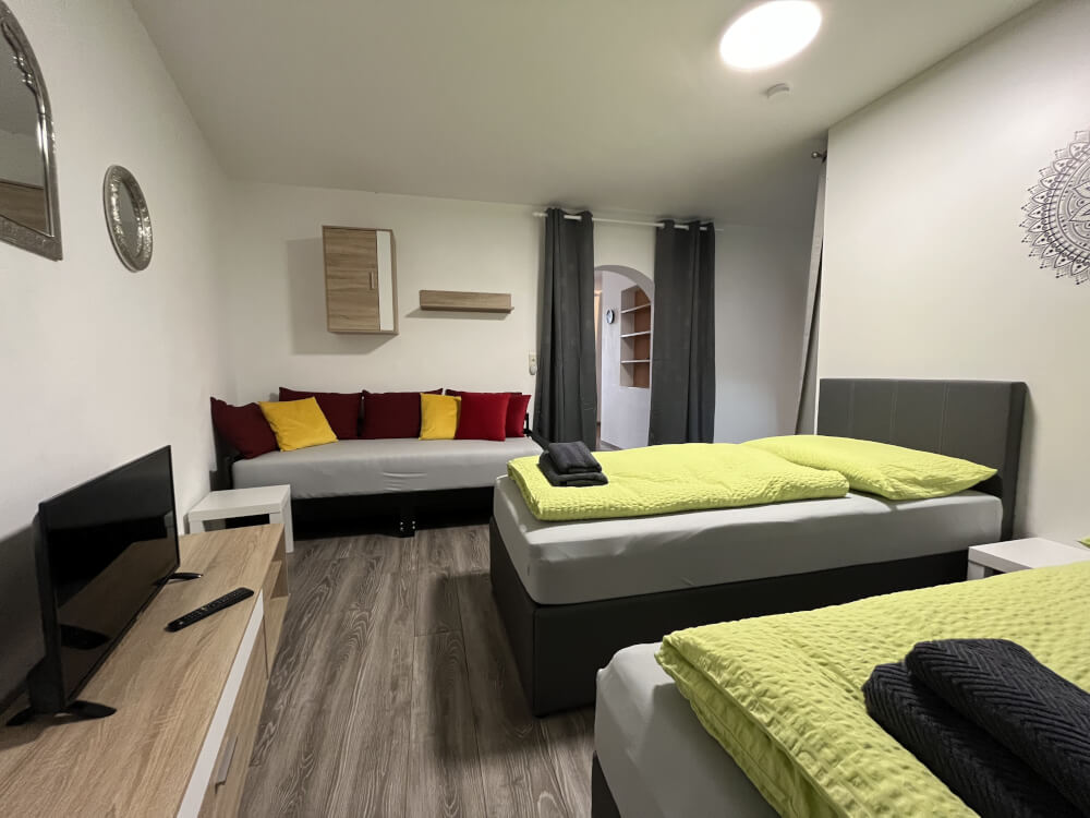 Monteur-Zimmer - Unterkunftsart: Apartment - St. Pölten - Top 7: Schlafraum 2 mit 3 Einzelbetten - APARTMENTHAUS RATZERSDORFER SEEN in 3100 Sankt Pölten / 5 Monteurwohnungen