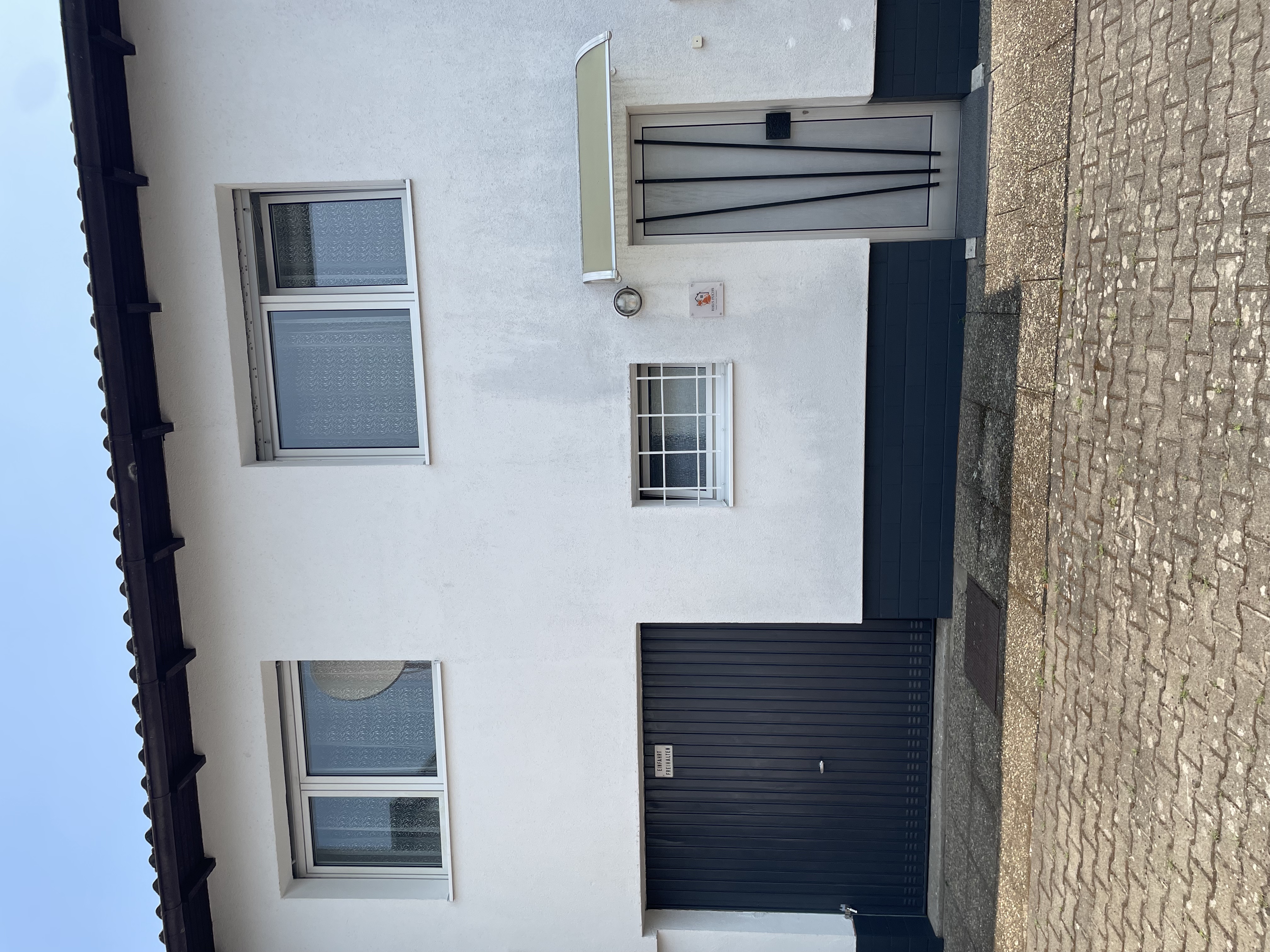 MonteurZimmer: Hausansicht - rechts davor 2 Parkplätze - Haus Fuchs