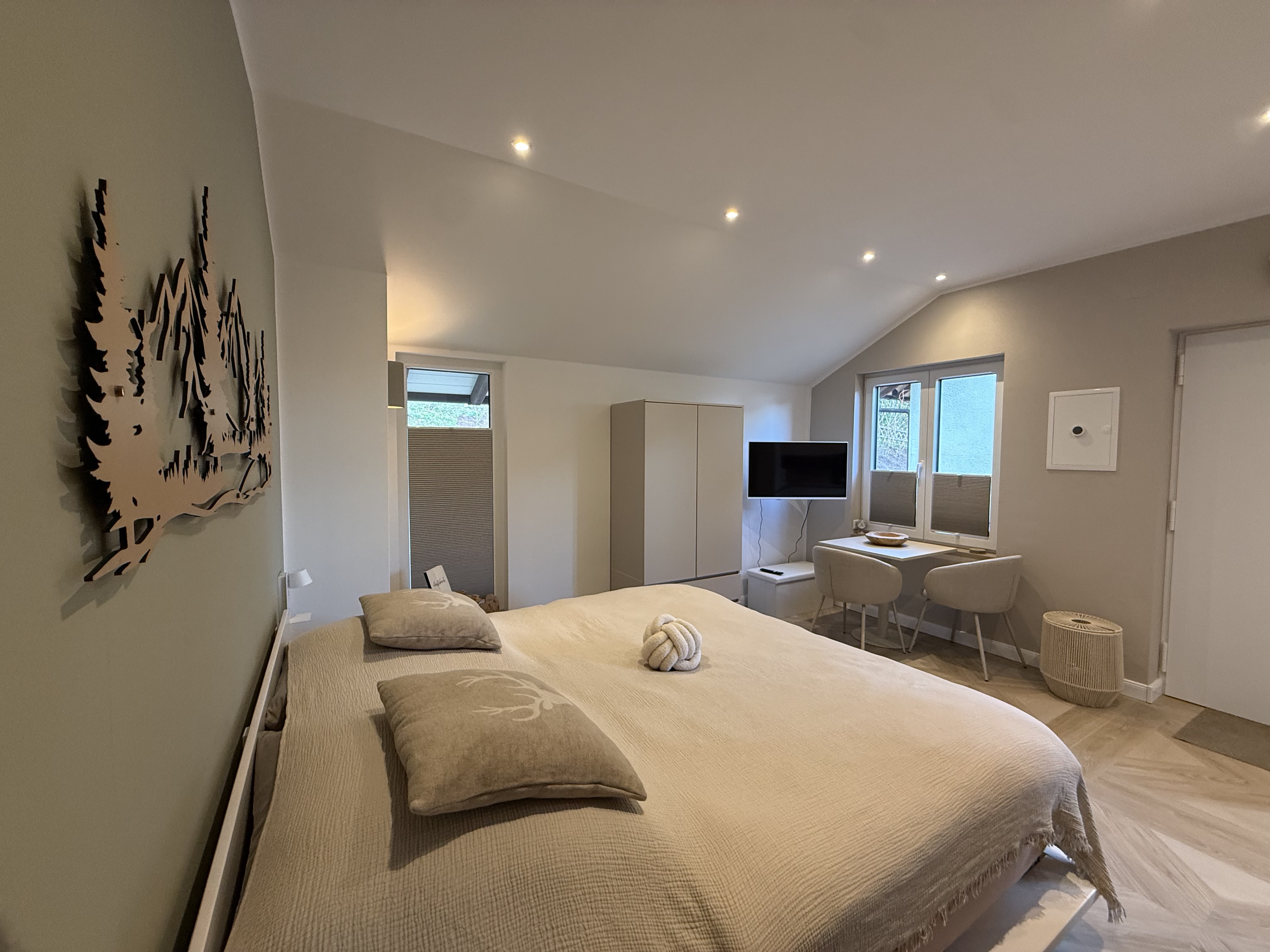 MonteurZimmer: Exklusives Chalet am Waldrand mit großer Terrasse 